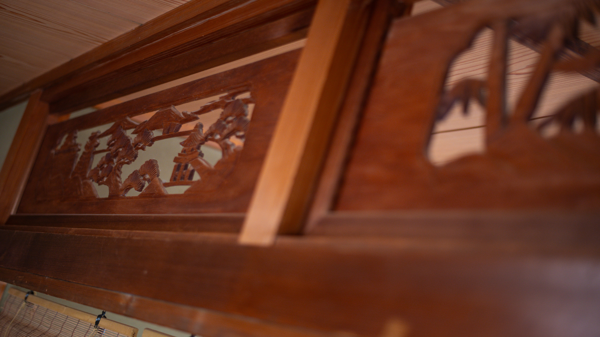 【和室6畳2間（通常和室）】美しい木彫りの欄間が、和の趣を一層引き立てます。