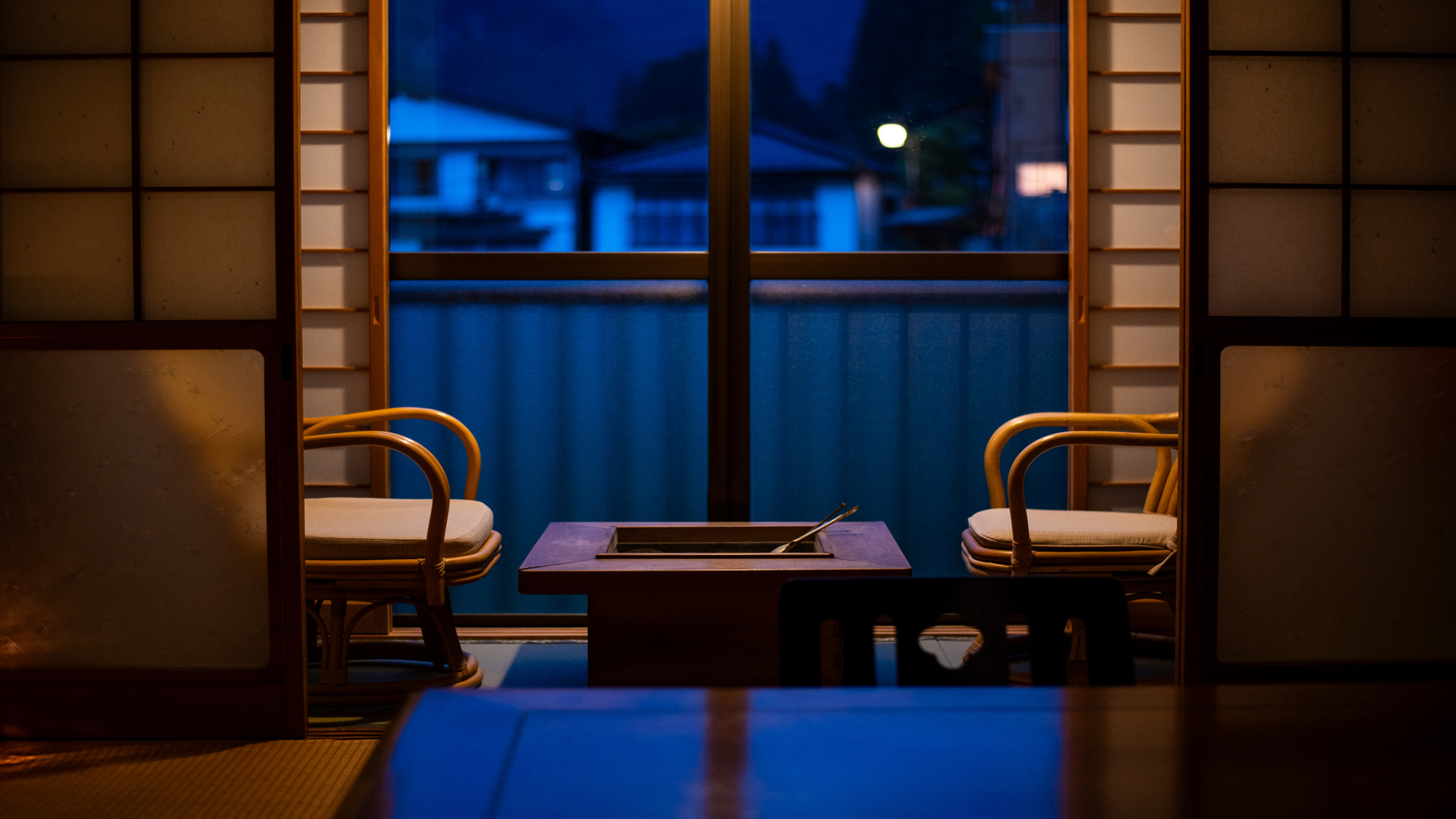 【テラス付き和室】静かな夜、柔らかな灯りが癒しのひとときを演出します。