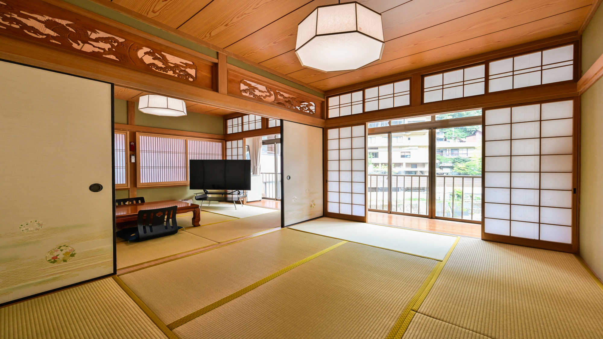 【和室6畳2間（杖立川の眺望）】大きな窓から差し込む自然光が、心地よいひとときを演出
