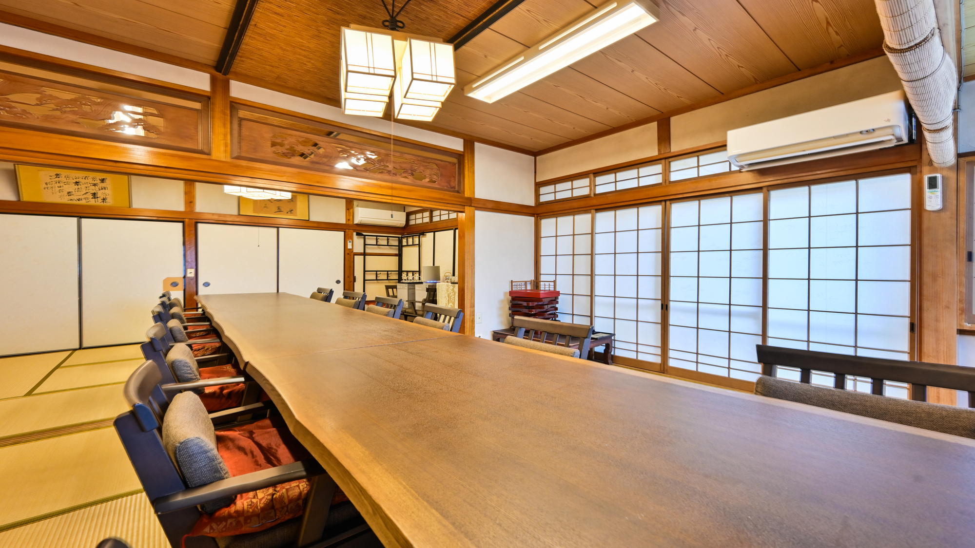 大人数でも楽しめる食事処を備えています