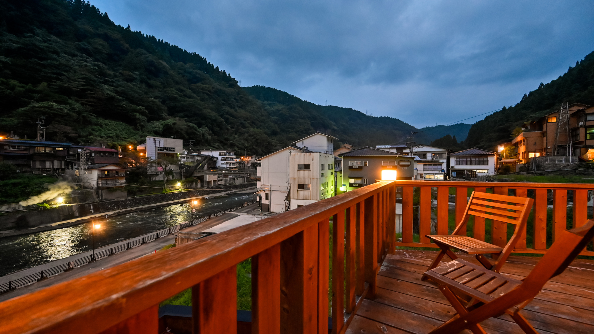 【テラス付き和室】夜になると、温泉街の灯りが織りなす幻想的な風景が広がります。
