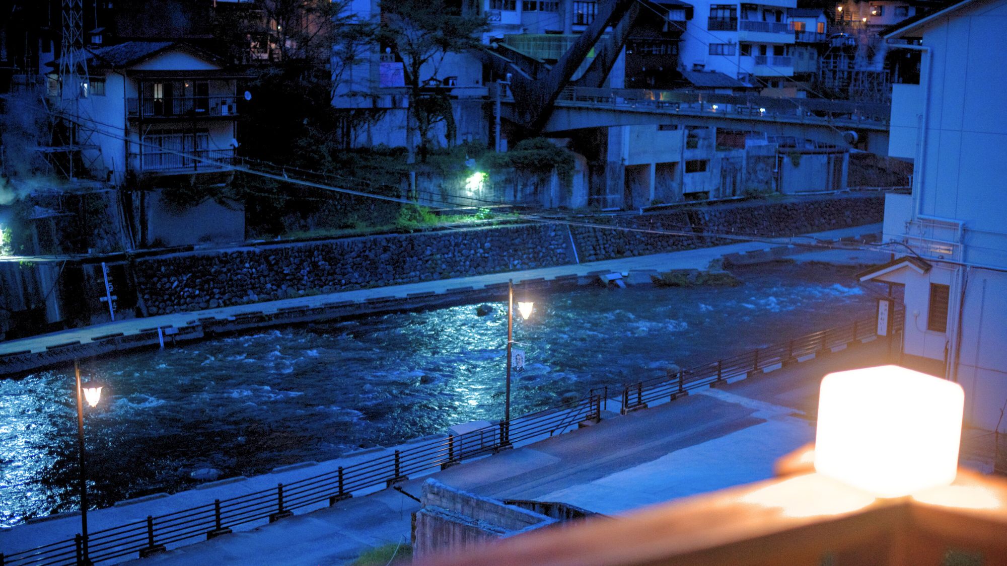 【テラス付き和室】幻想的な夜の杖立川をお楽しみください