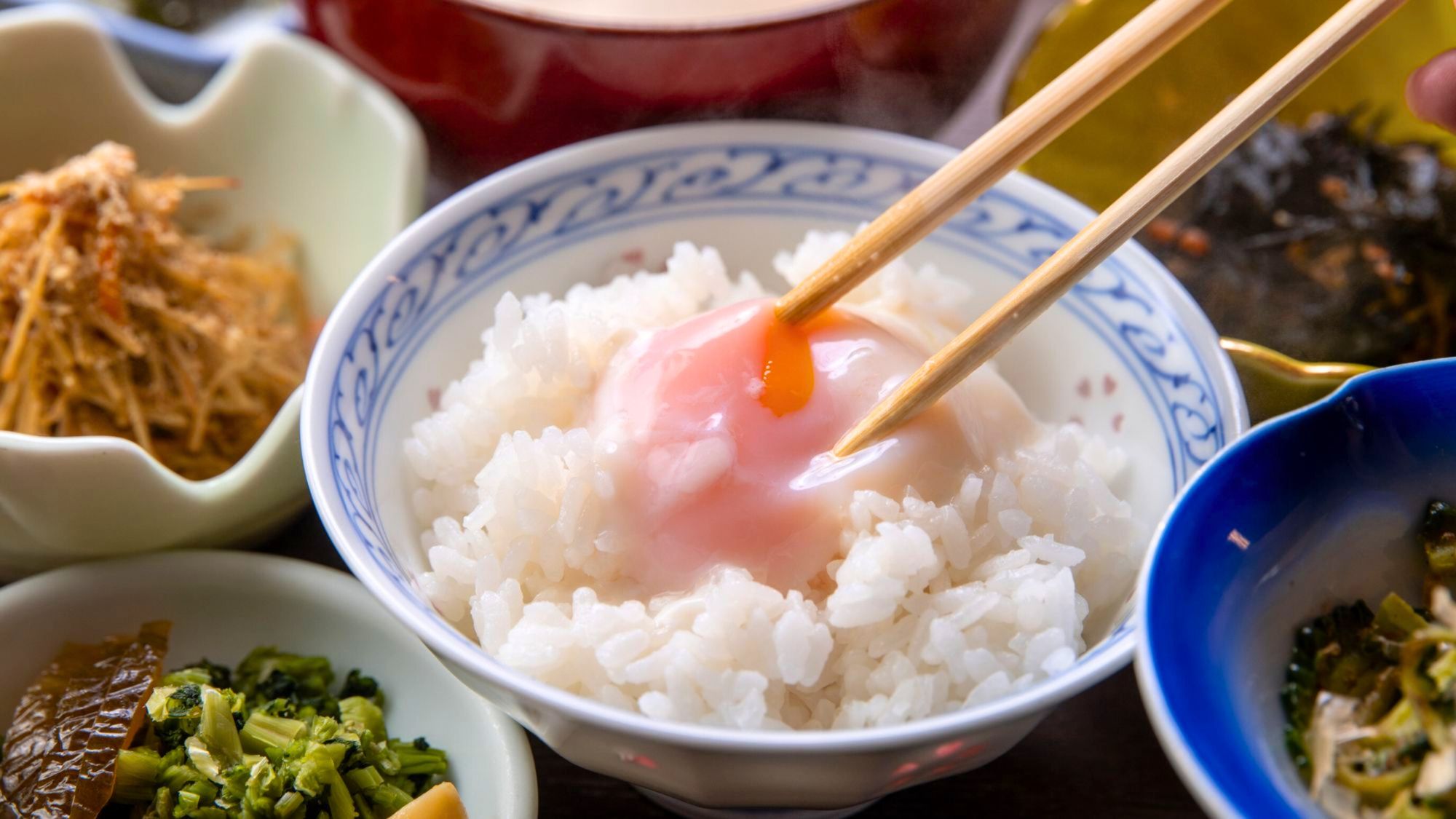 とろりとした温泉卵が白ご飯に絡み、朝の食卓にほっとする味わいを提供します