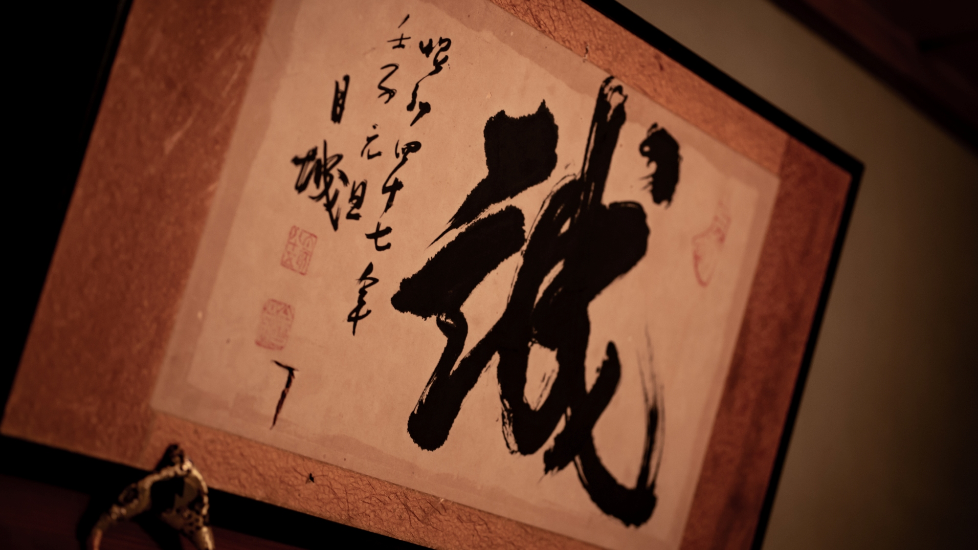 趣のある書物を見ながら館内散策をお楽しみください