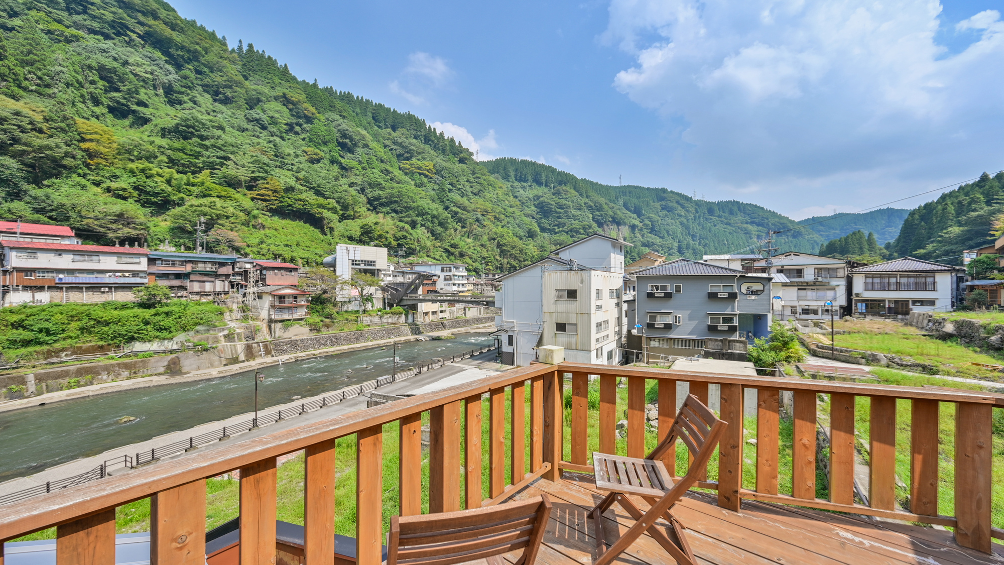 【テラス付き和室】杖立温泉の街並みと自然を一望できる、開放感あふれるテラス。