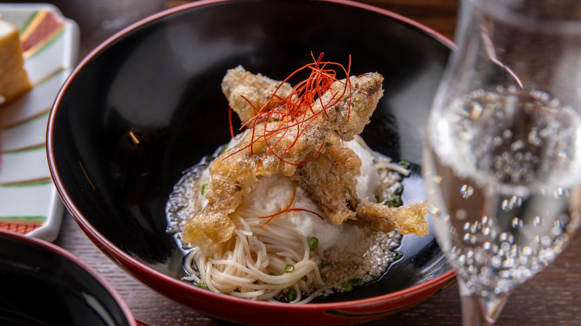 揚げ鮎と冷たい素麺が出汁と調和する逸品