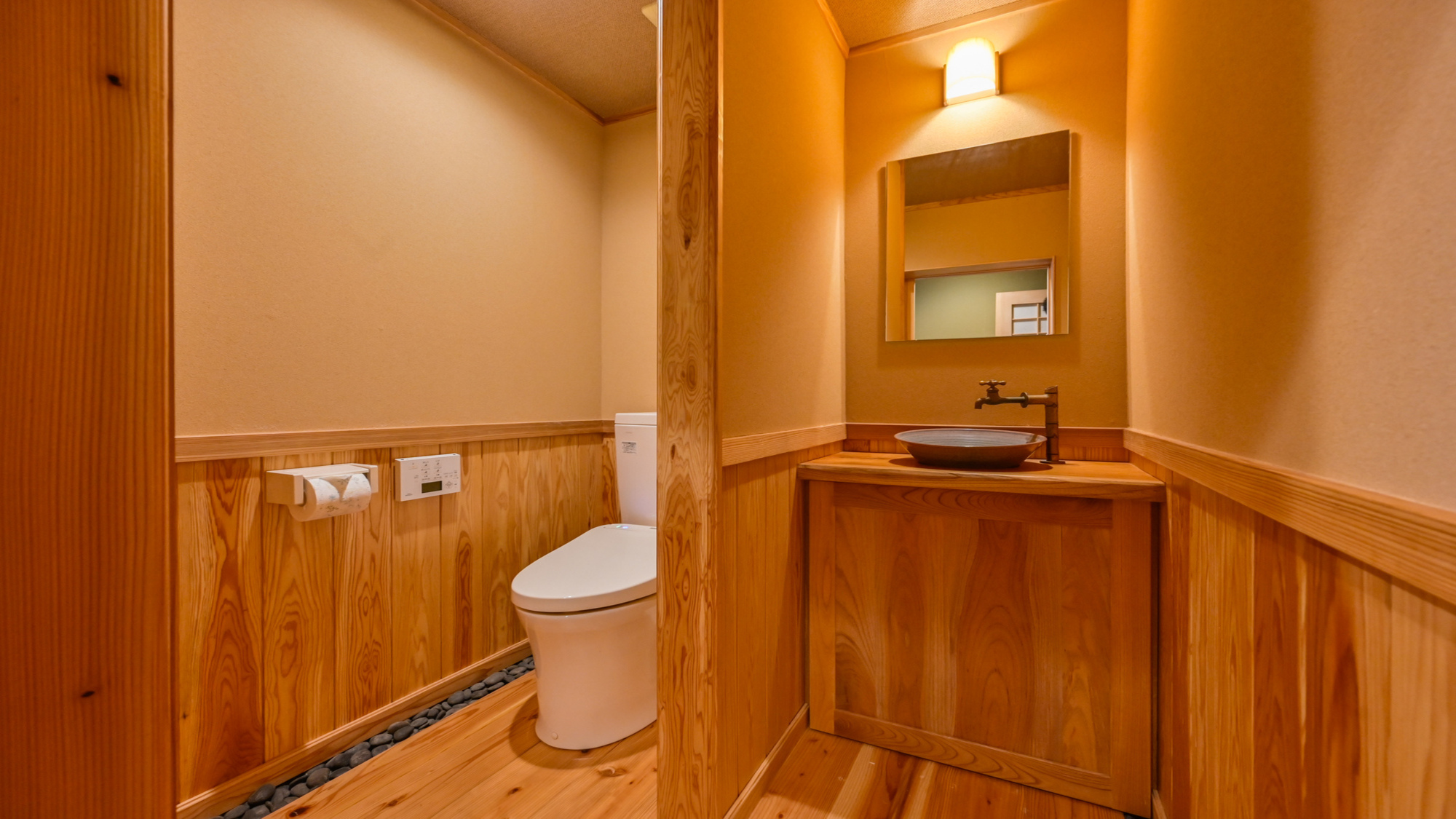 【テラス付き和室】清潔感あふれる木製の洗面台で、快適な滞在をお過ごしください