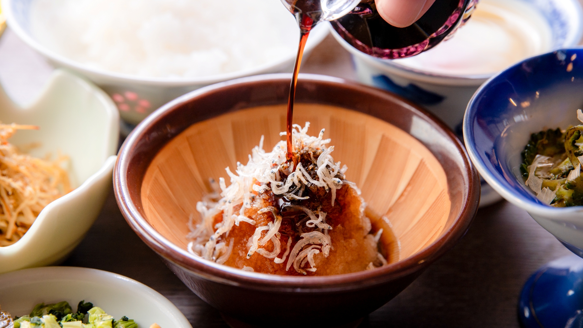 香ばしいしらすに厳選醤油をかけていただく