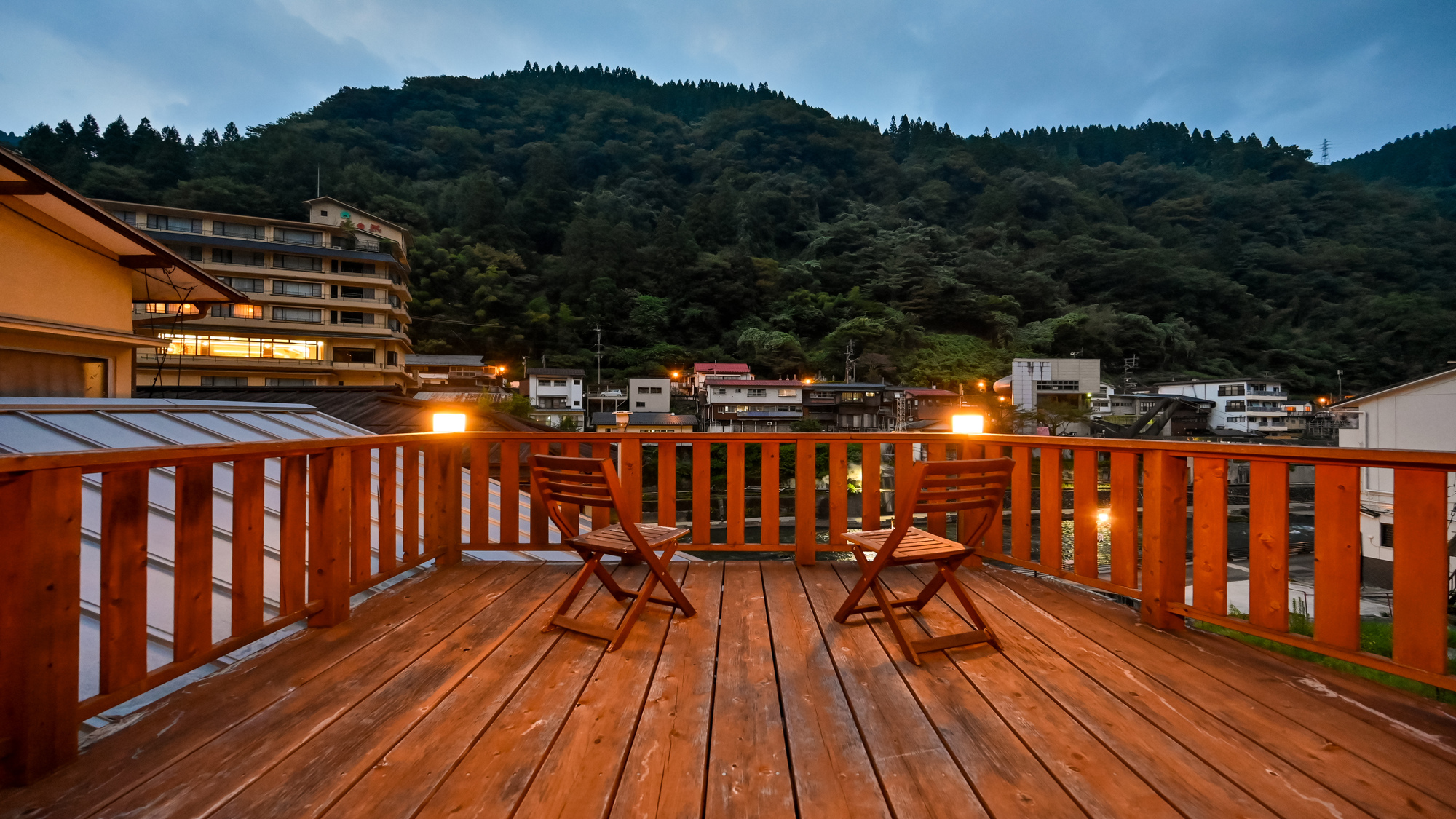 【テラス付き和室】木のぬくもり溢れるテラスで、静かな山里の景色と心癒されるひとときを