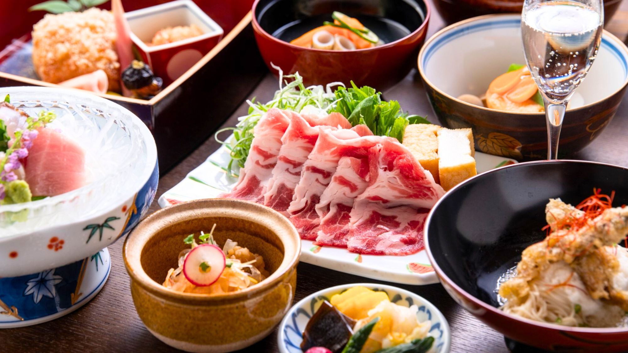 京都伝統の茶懐石の流れを受け継ぐ正統派の味。 品数は多くても不思議とたくさん食べられる優しい料理です