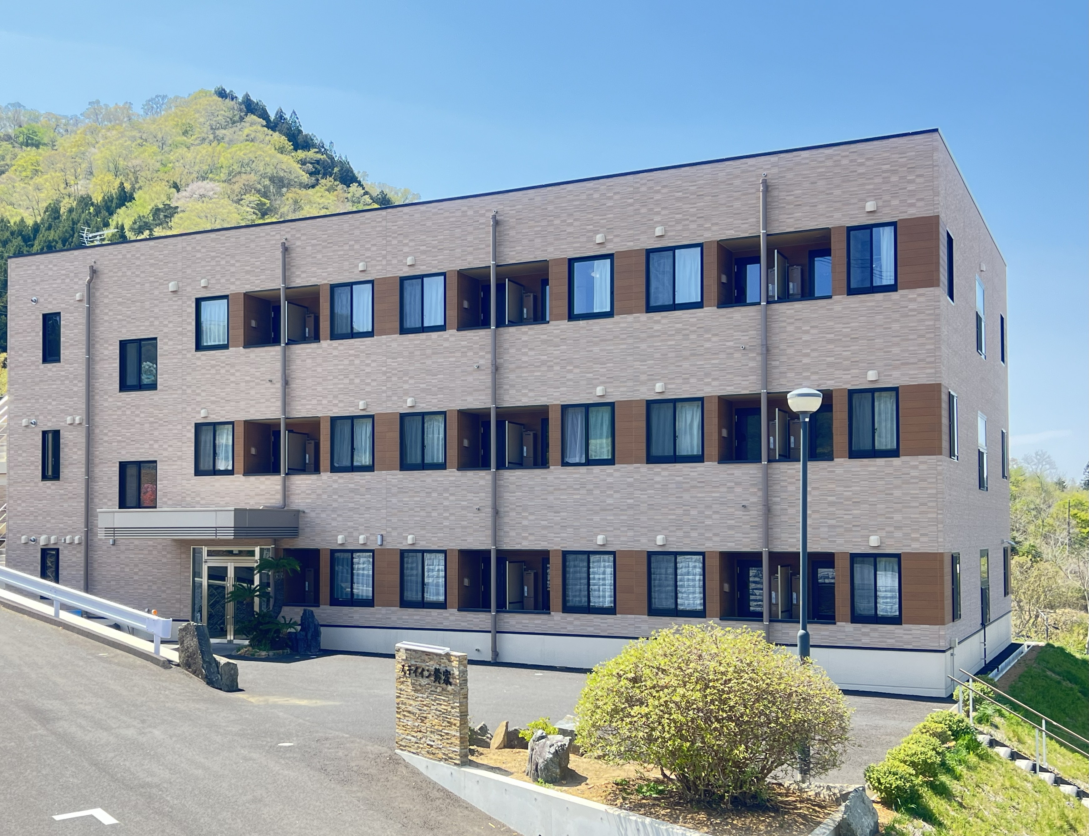 新館の宿泊棟の外観となります。