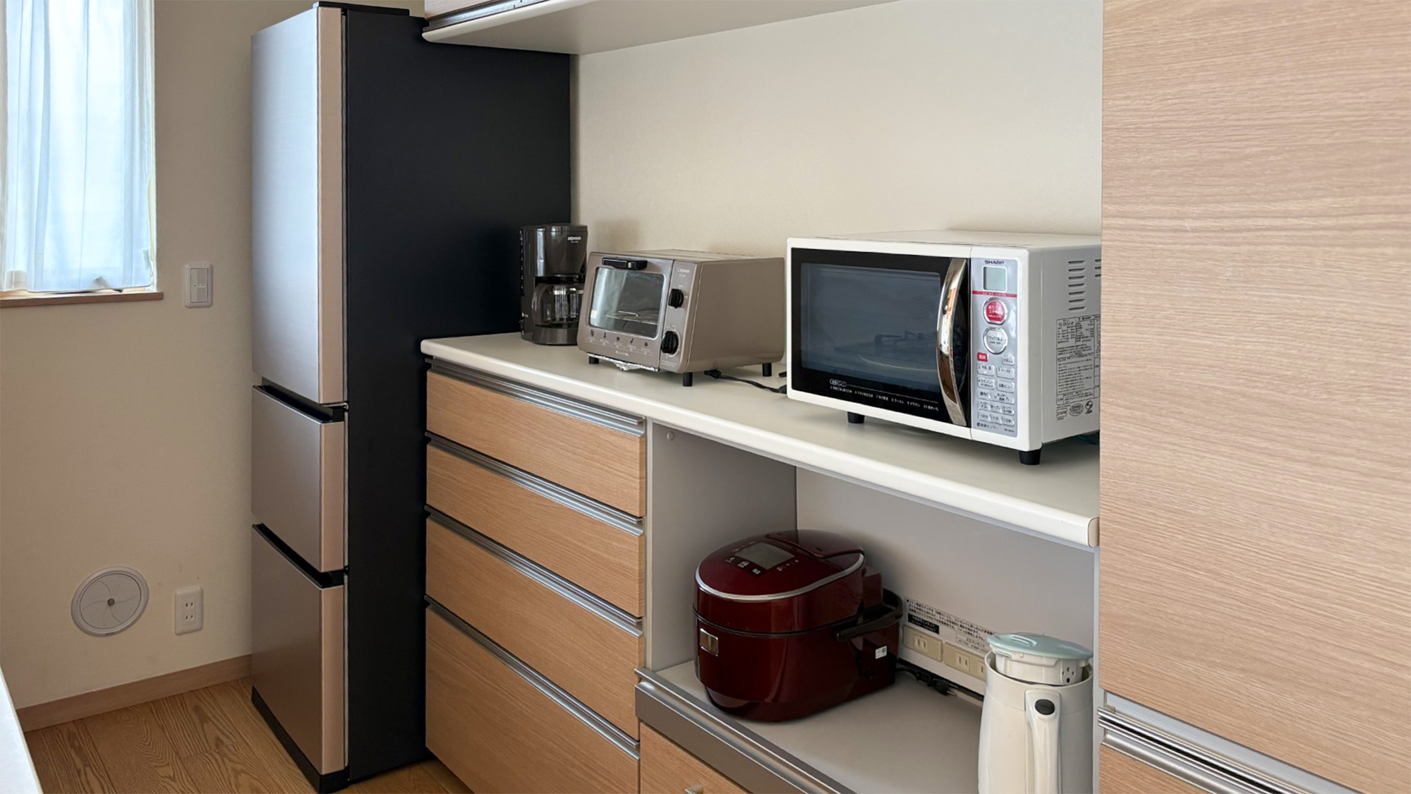 ・【キッチン】大容量の新しい冷蔵庫を導入　食材をたくさん入れてお使いいただけます