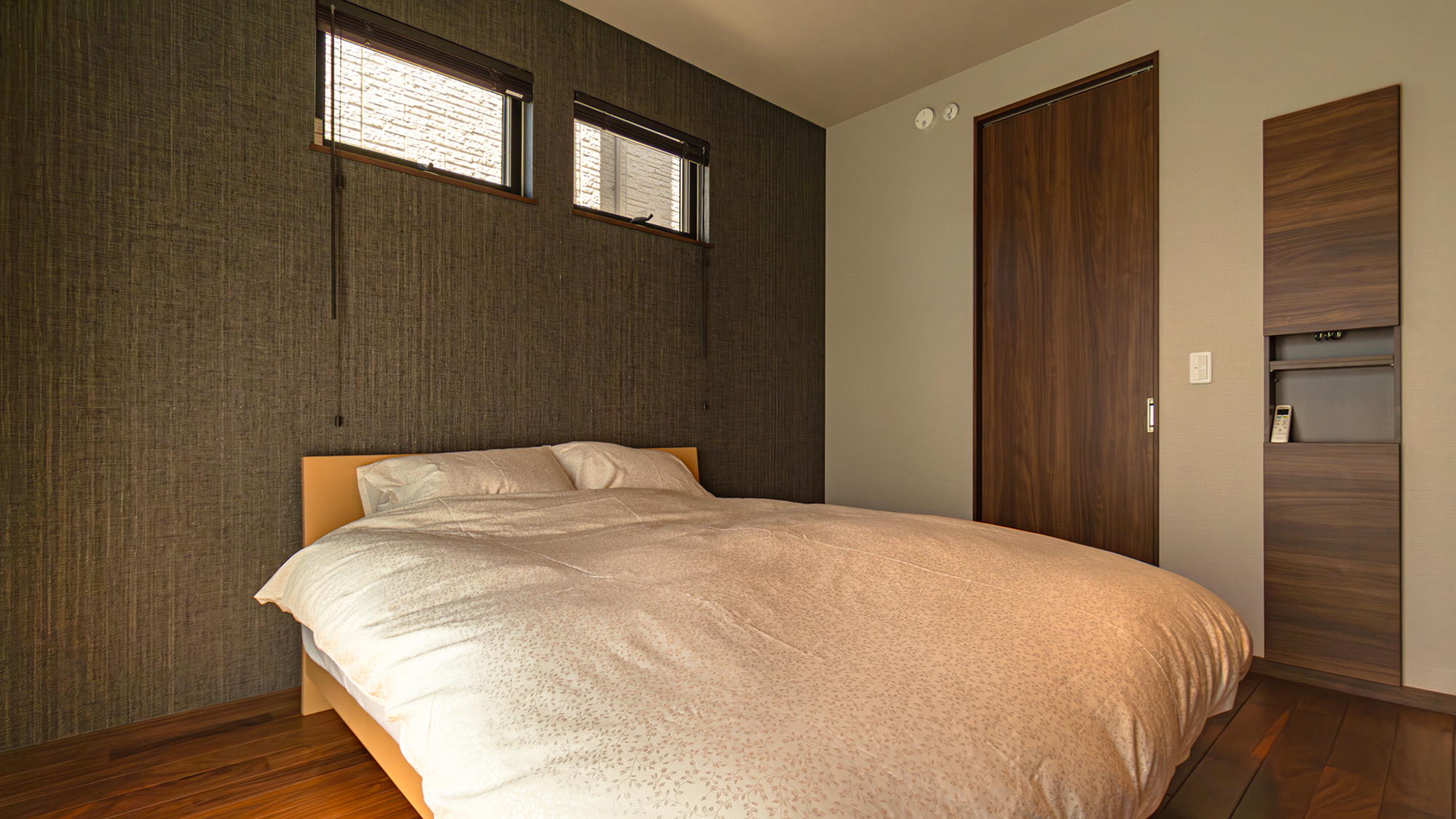 ・【ベッドルーム】寝心地の良さに定評があるテンピュールのマットレスを採用