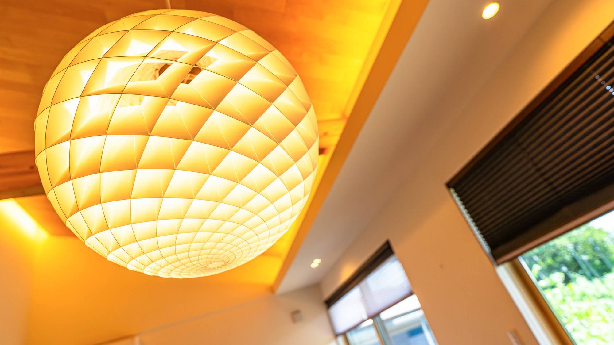 ・【ダイニングルーム】複雑かつモダンでソフトな光を放つペンダントライト