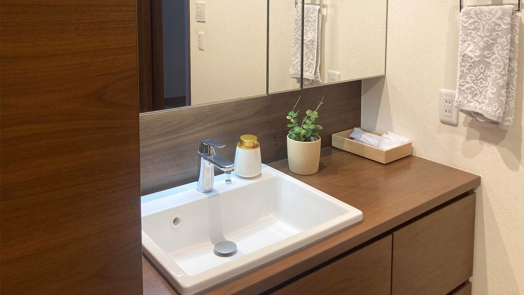 ・【洗面所】大きな鏡と明るい照明の広々とした空間でゆったりとお使いいただけます