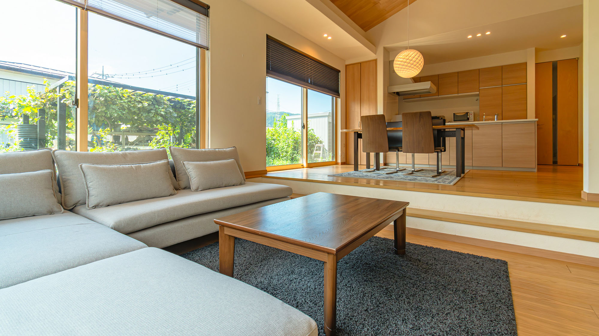 ・【リビングルーム】ゆったり寛げる大きなソファー。ソファーベッドとしても使用できます