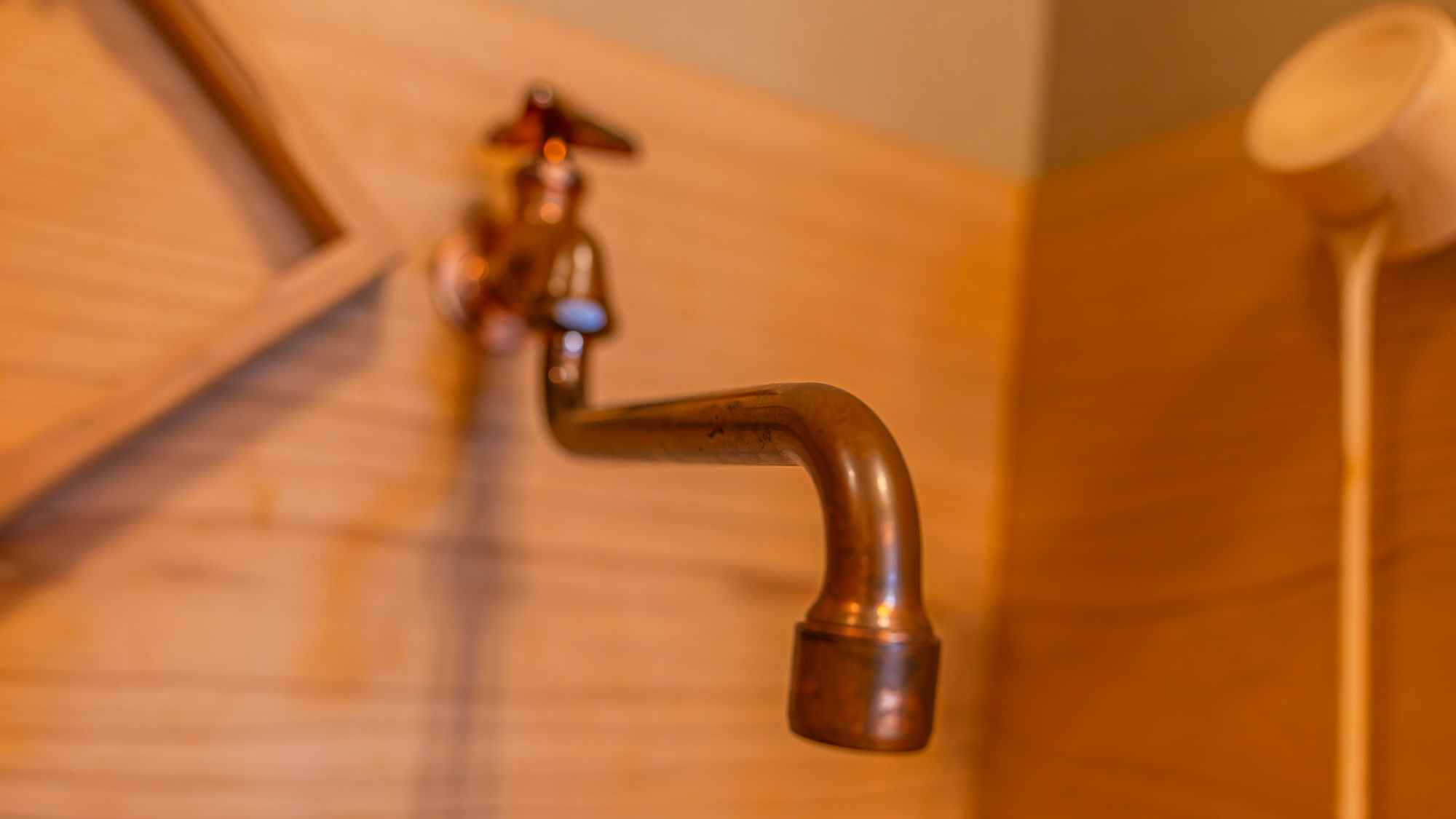 ・【茶室】レトロな水栓が魅力的。室内で茶釜に水をくんでいただけます