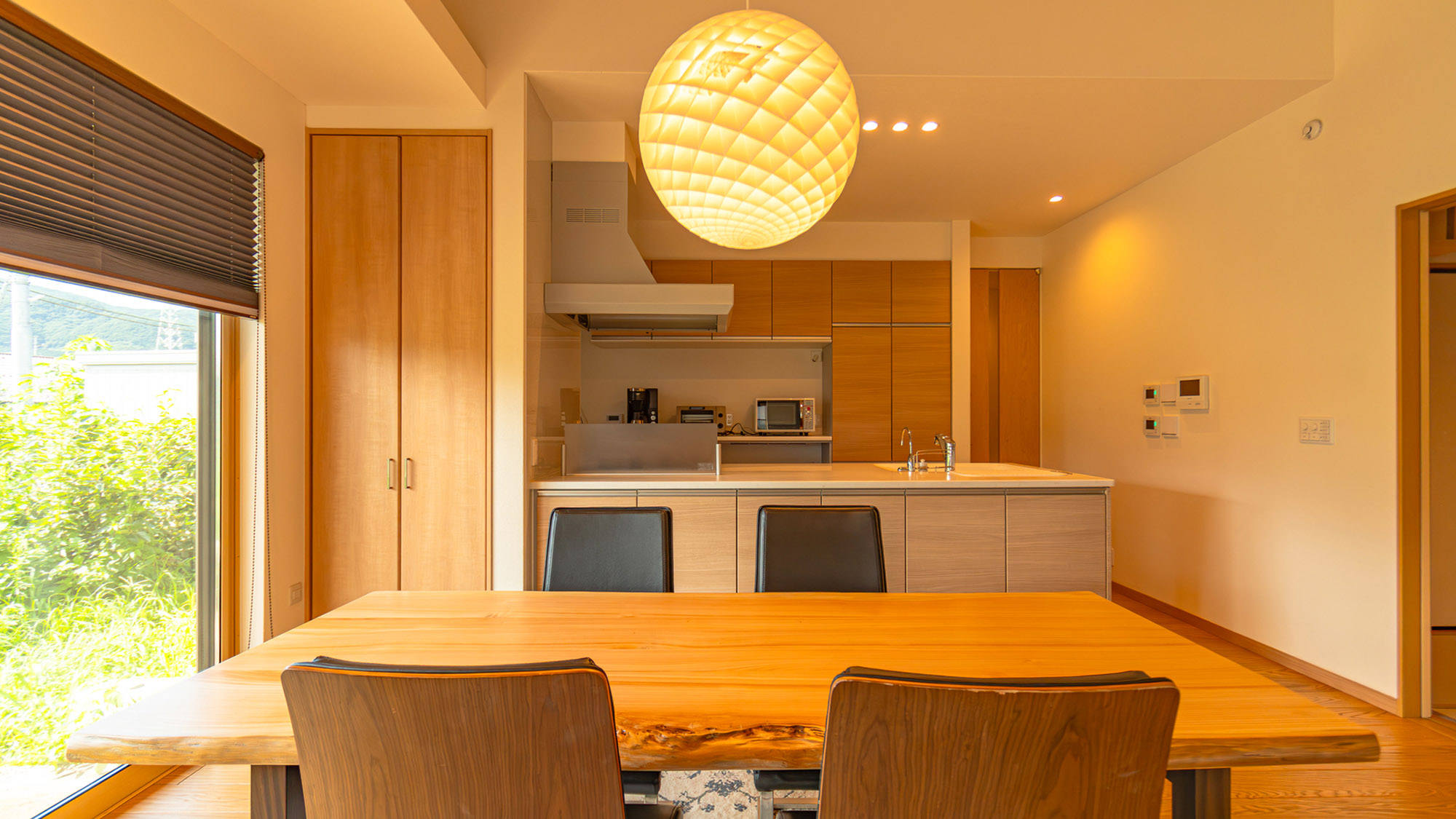 ・【ダイニングルーム】木目が美しいダイニングテーブルを囲んでお食事をどうぞ