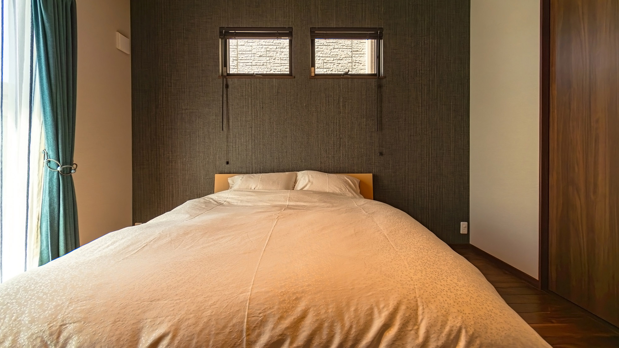 ・【ベッドルーム】クイーンサイズなので2人でもゆったりご使用いただけます