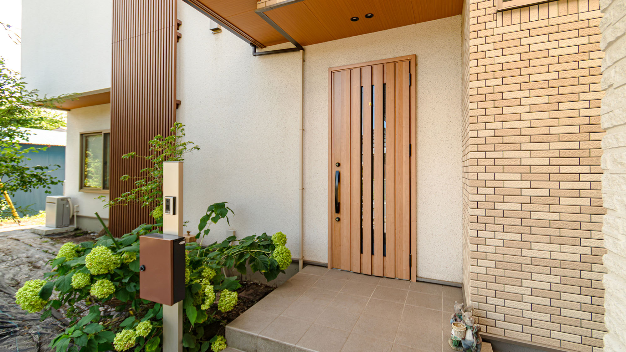 ・【エントランス】大きめの屋根付き玄関で雨の日も安心