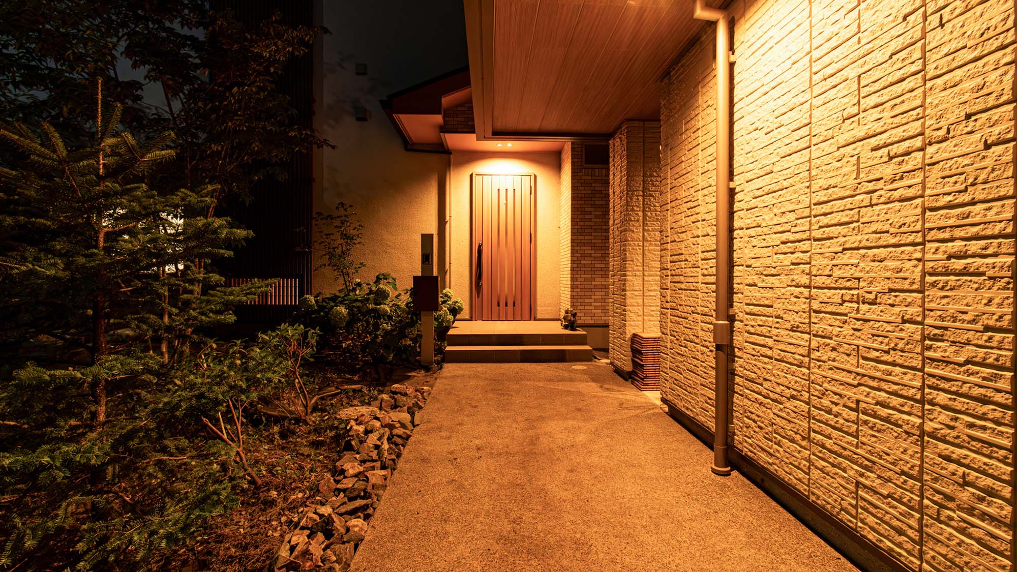 ・【エントランス】ドアと通路に照明を設置しており、夜間も安心です