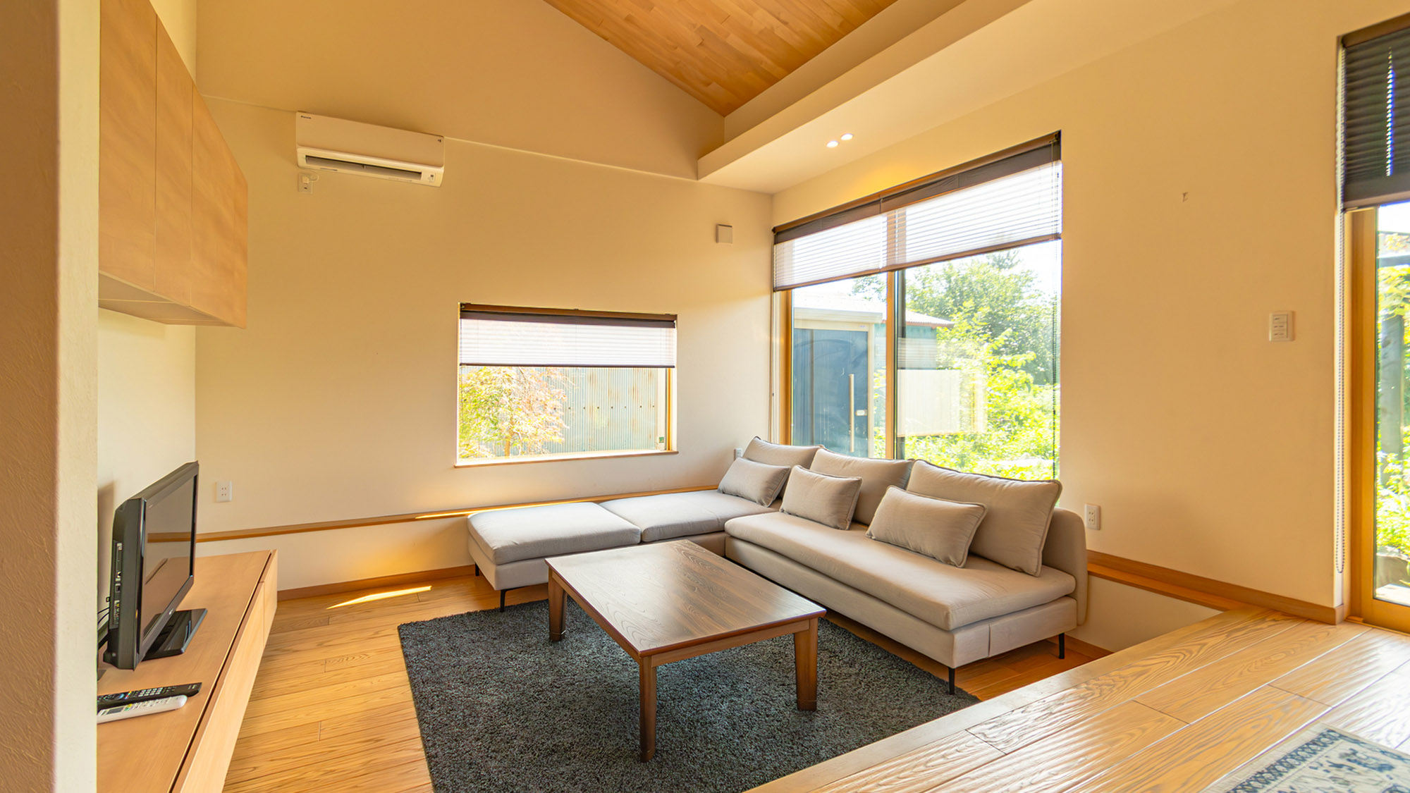 ・【リビングルーム】こたつにもなるリビングテーブルで、一年中快適に