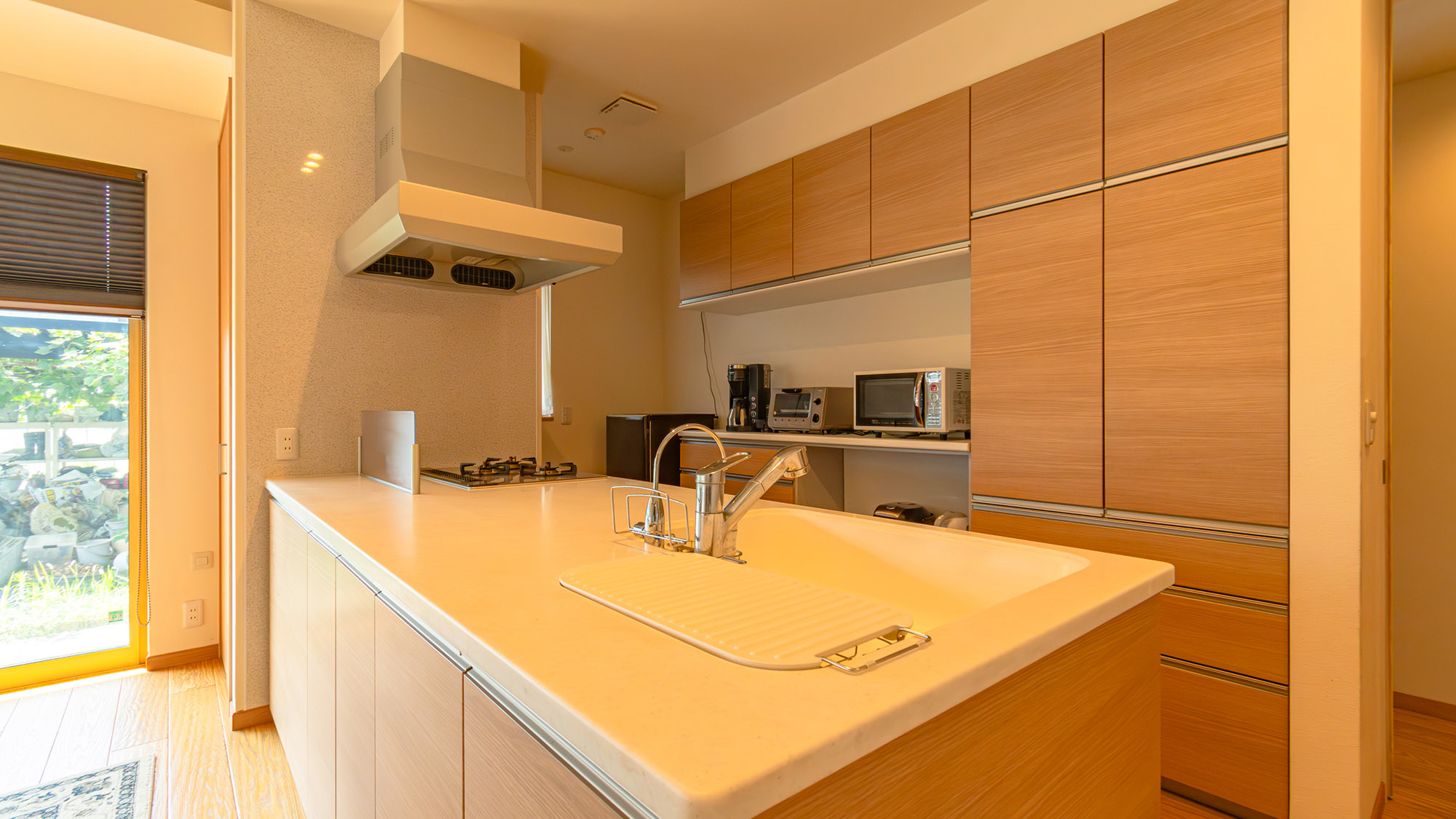 ・【キッチン】開放感のある本格的なシステムキッチンを完備。料理が捗ります