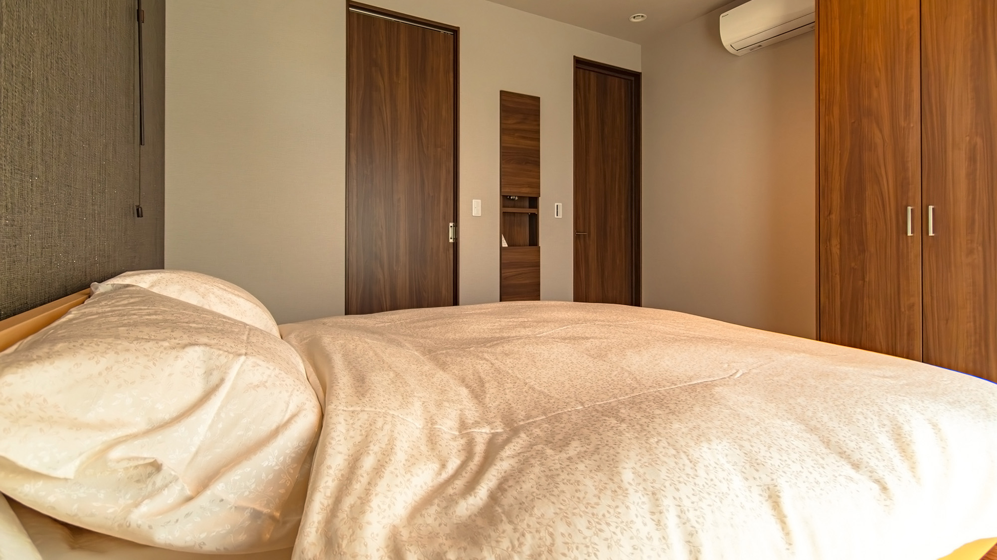・【ベッドルーム】主寝室にはクローゼットを完備。荷物をしまっておけます
