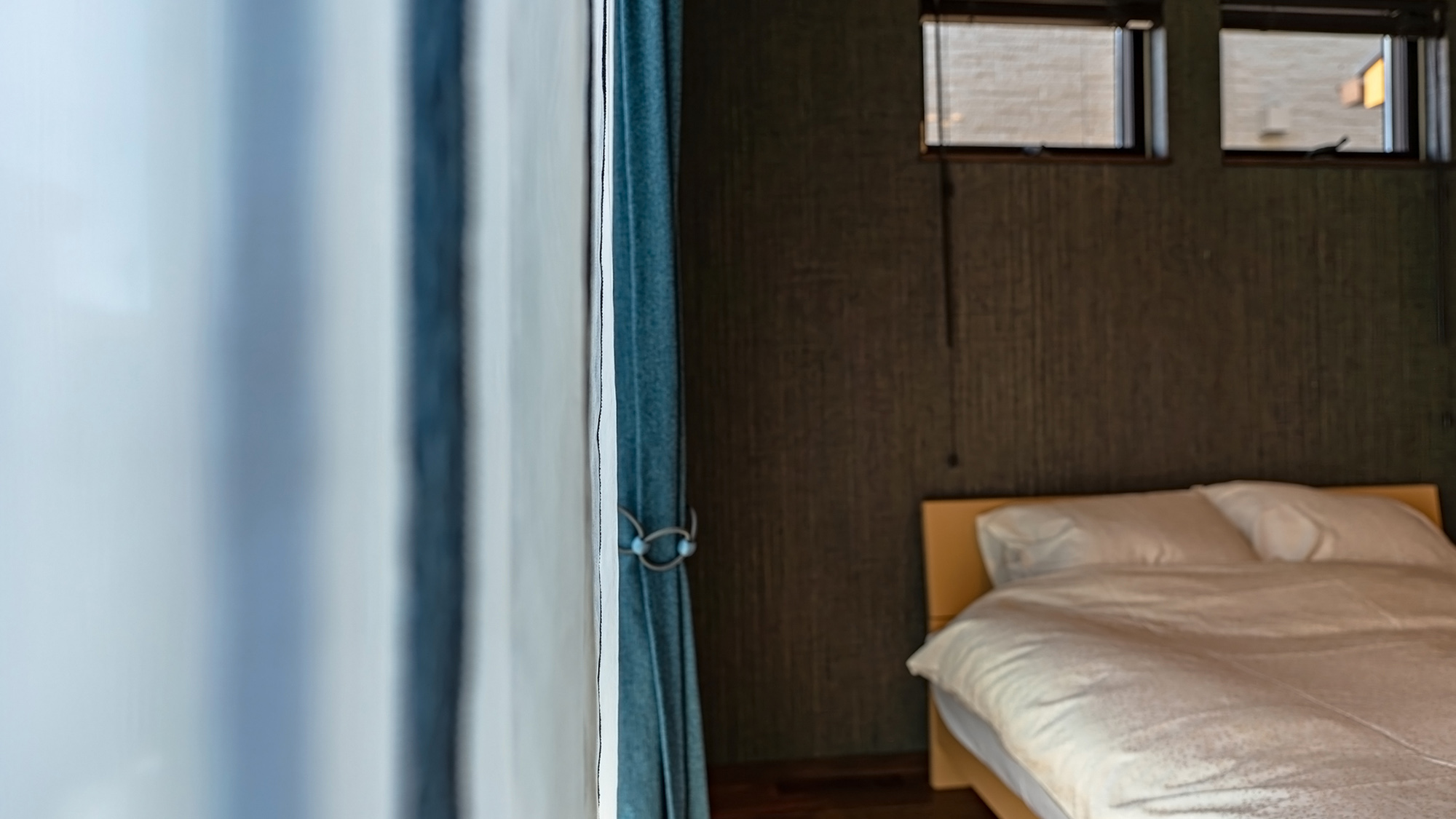 ・【ベッドルーム】シックでモダンなインテリア。大きな窓から光が差し込みます