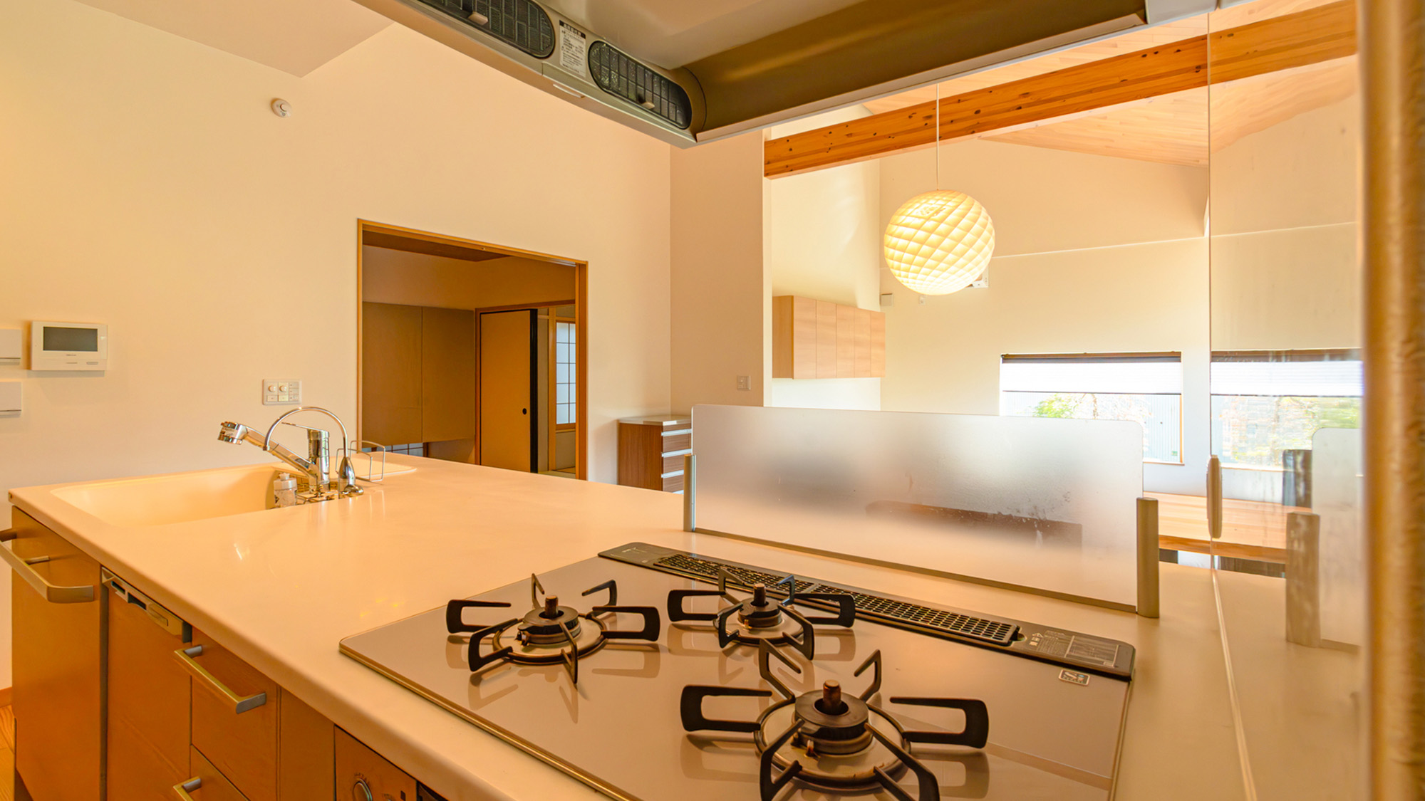 ・【キッチン】食洗機付やグリルも完備。料理の腕をふるってみませんか？