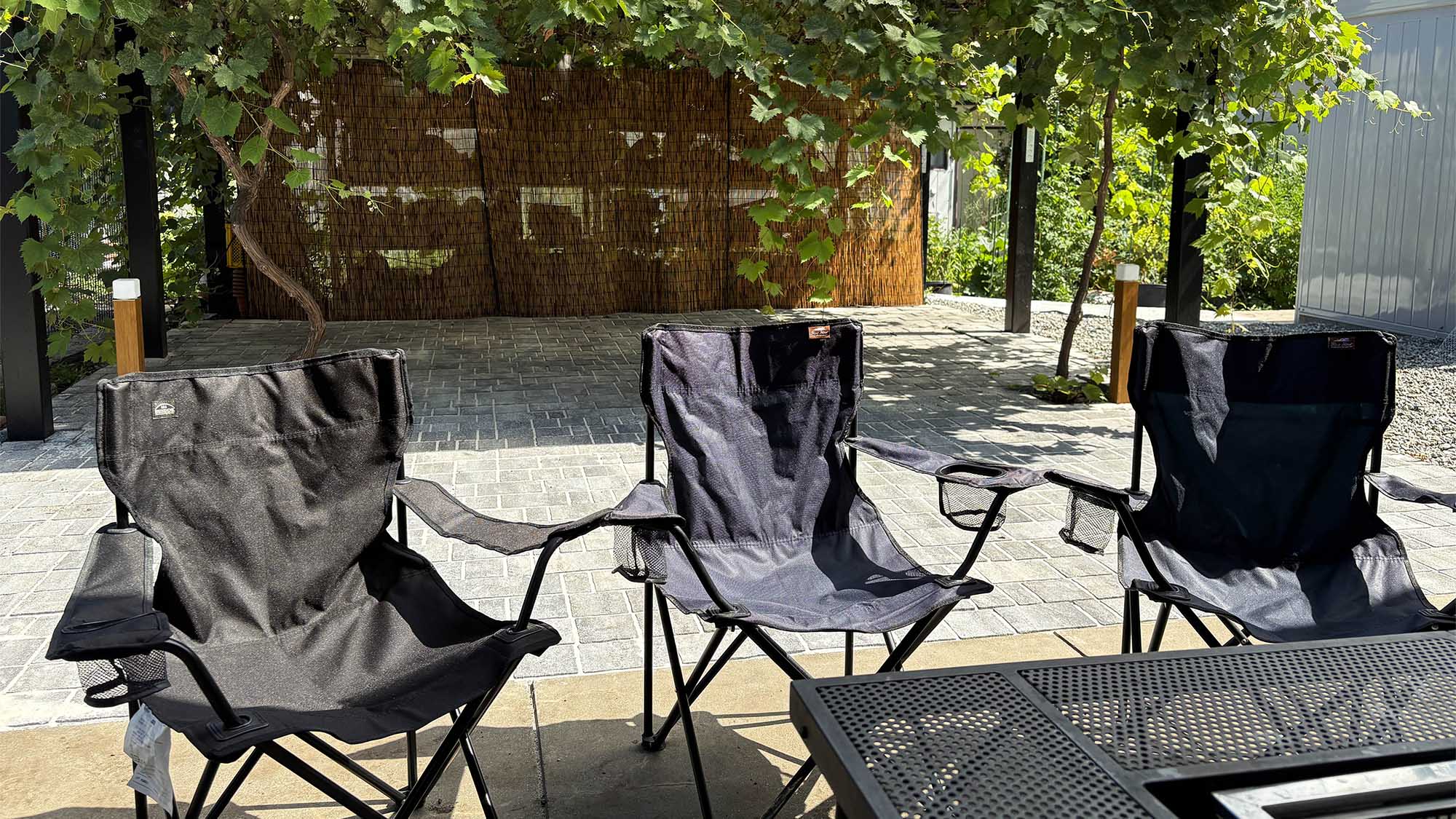 ・【テラス】バーベキューもできる屋外テラスではアウトドア用の椅子をご用意