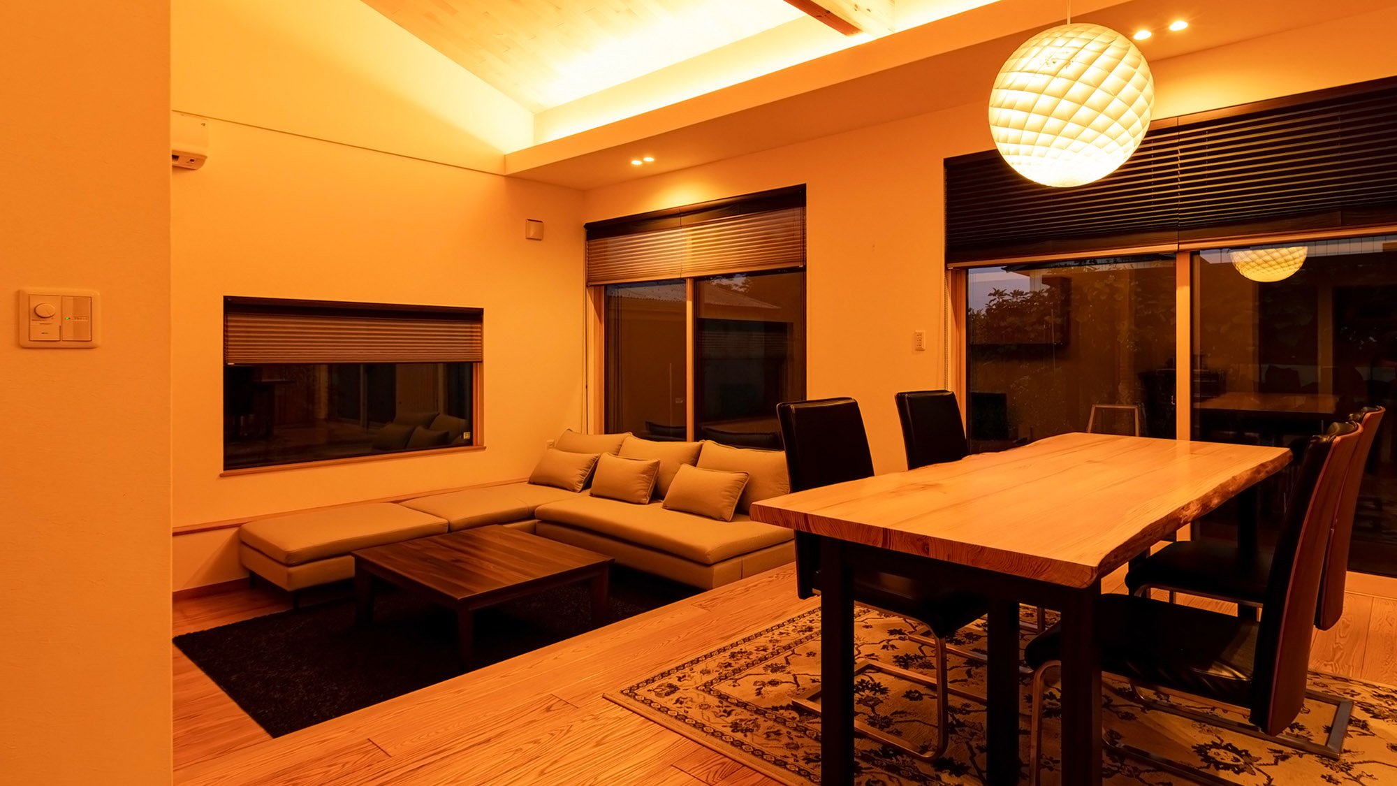 ・【リビングルーム】間接照明が、ダイニングとリビングを緩やかに繋ぎます