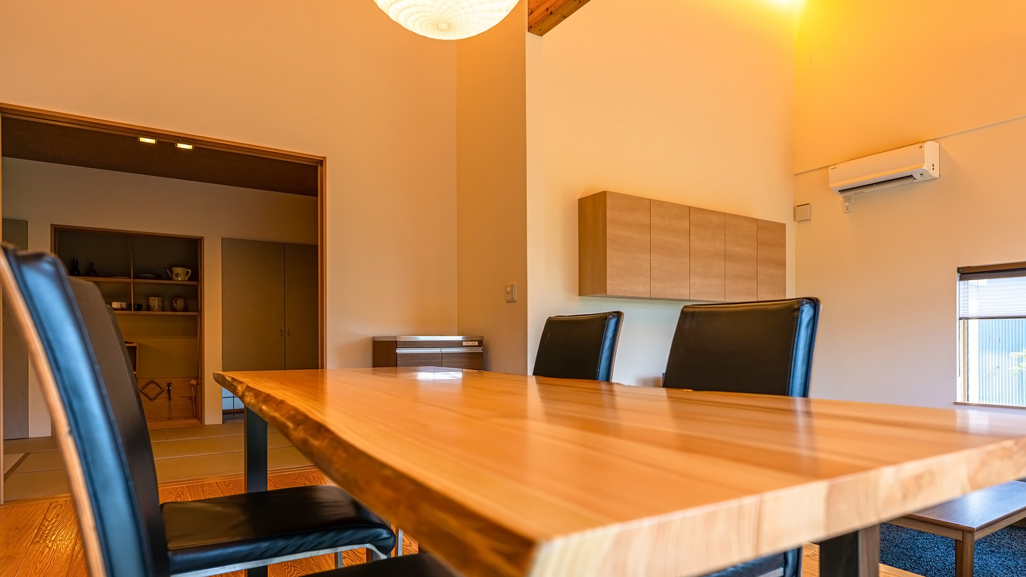 ・【ダイニングルーム】木造住宅ならではの趣きがある室内。天井が高く開放感があります