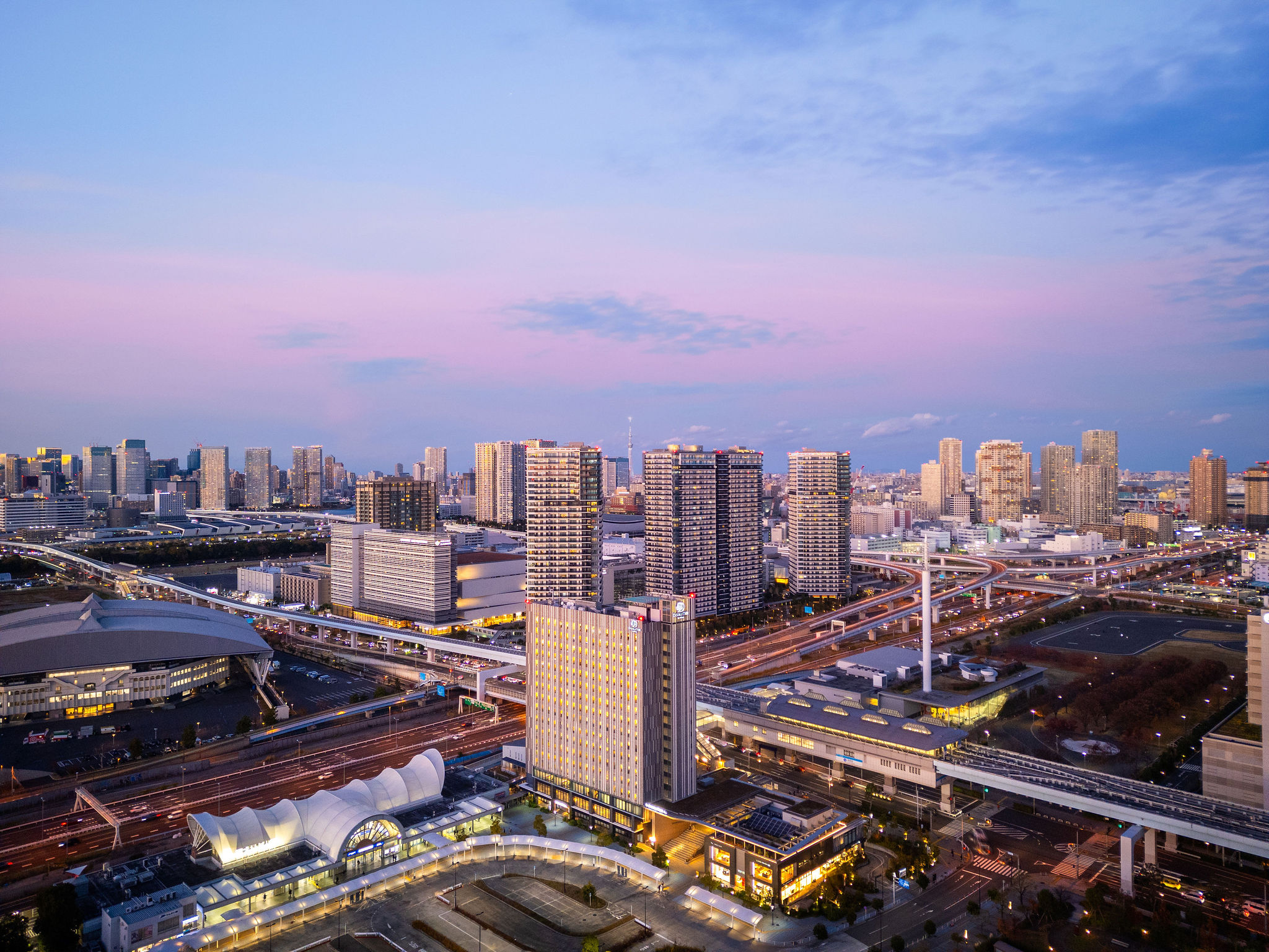 国際展示場駅と有明駅に隣接、観光やビジネスに最適なロケーションに位置します