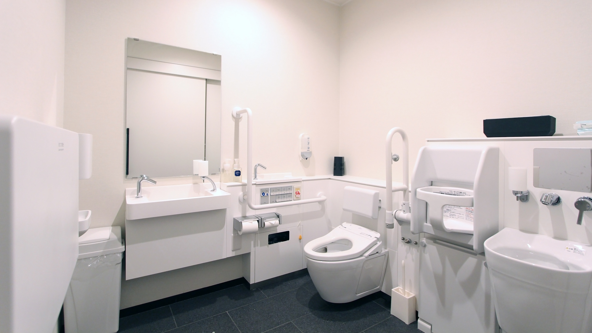 ロビー多目的トイレ