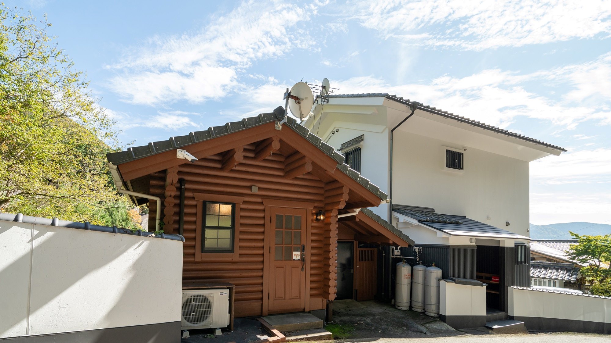 【カラオケルーム】別棟のログハウスにてカラオケをお楽しみいただけます。