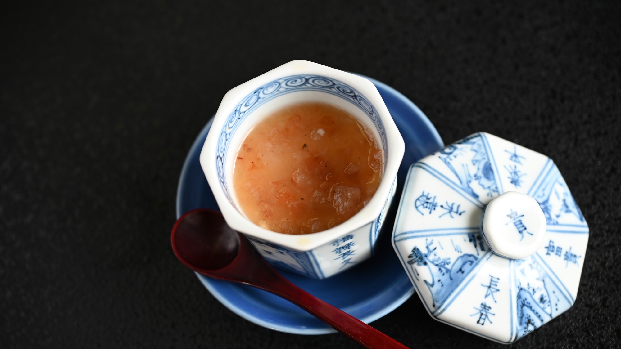 旬の食材をふんだんに使った、四季折々の会席料理