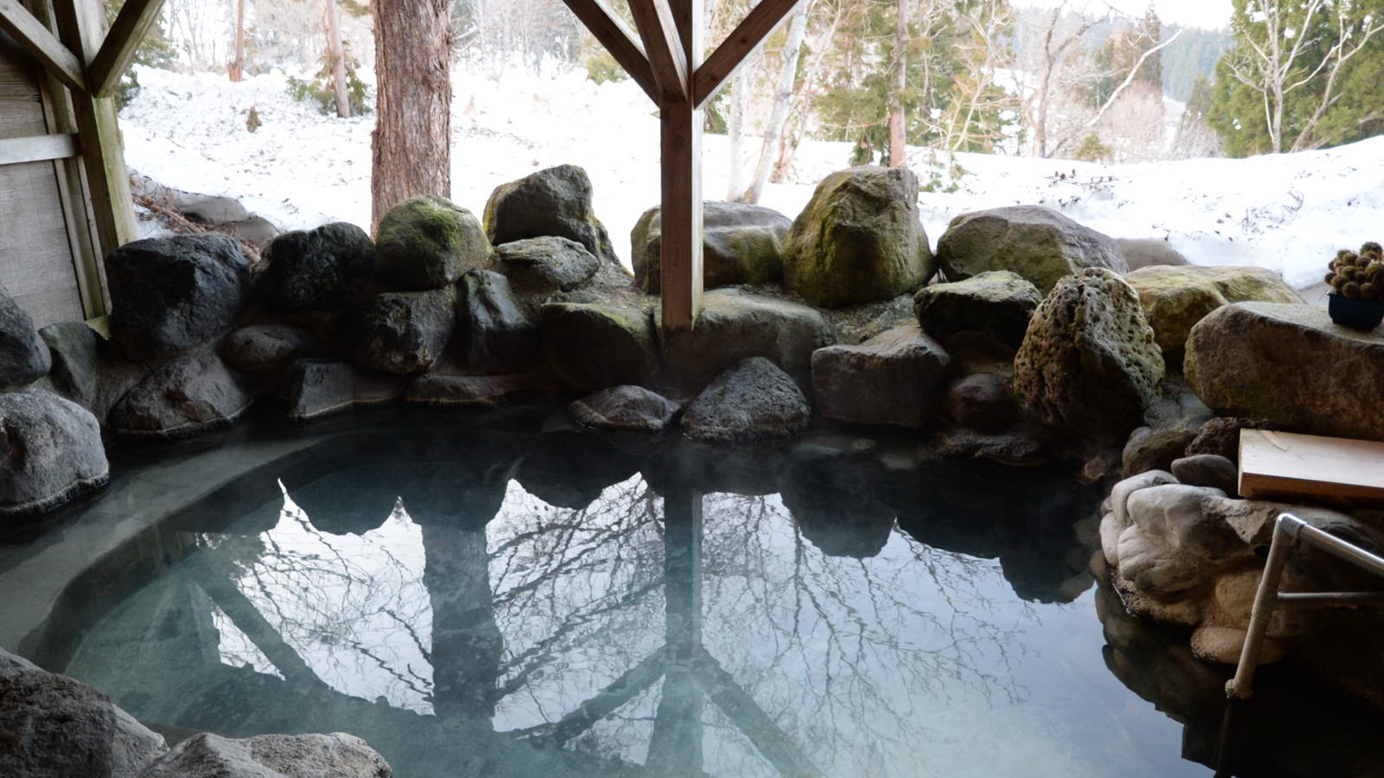 源泉掛け流しの露天風呂では、四季折々の色々な表情をお楽しみいただけます。