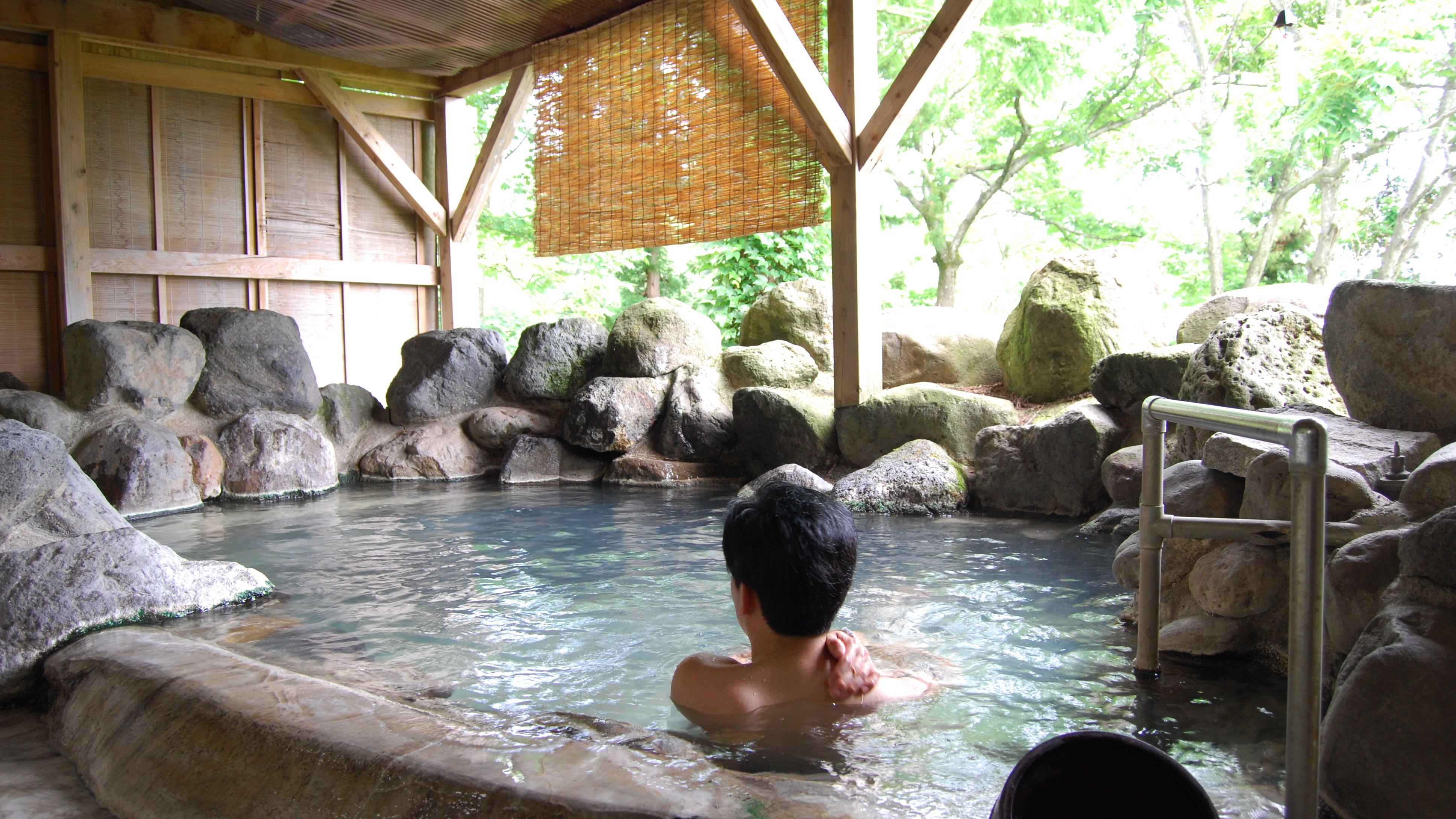  小さめの露天風呂だからこそ、静かな環境に溶け込めるように心を癒すことができます。