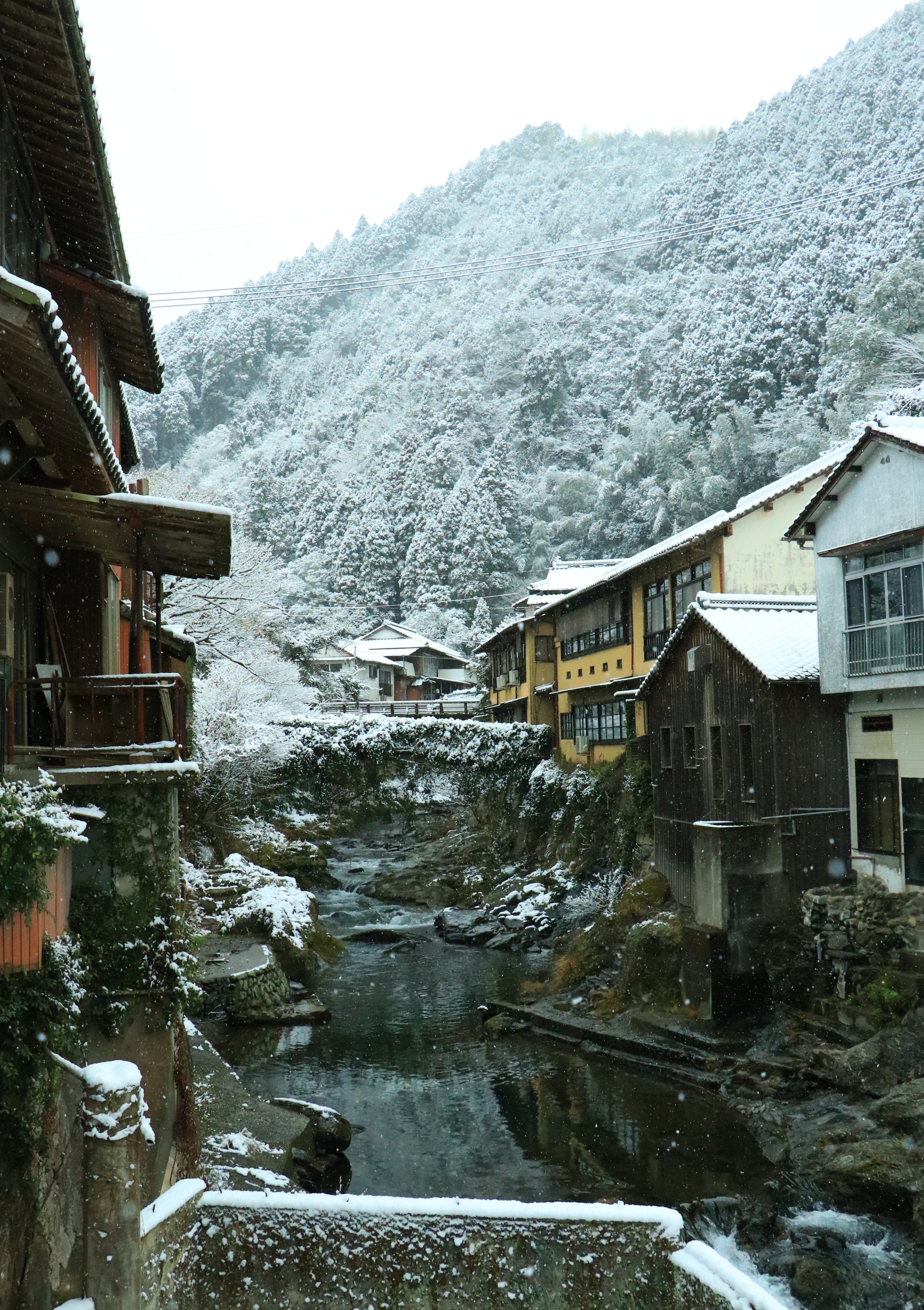 雪化粧の湯の鶴温泉街