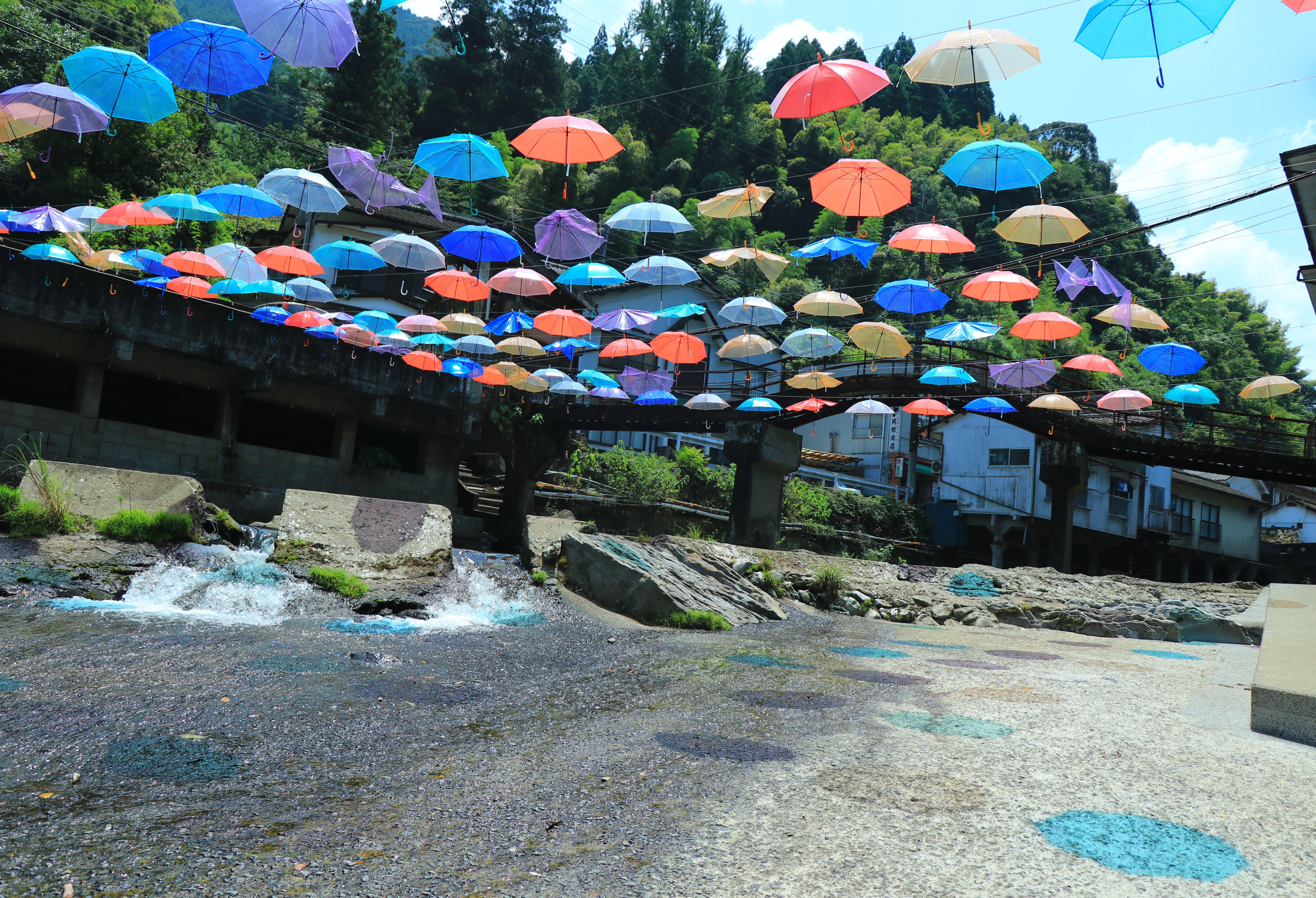 青空に映える色鮮やかな傘