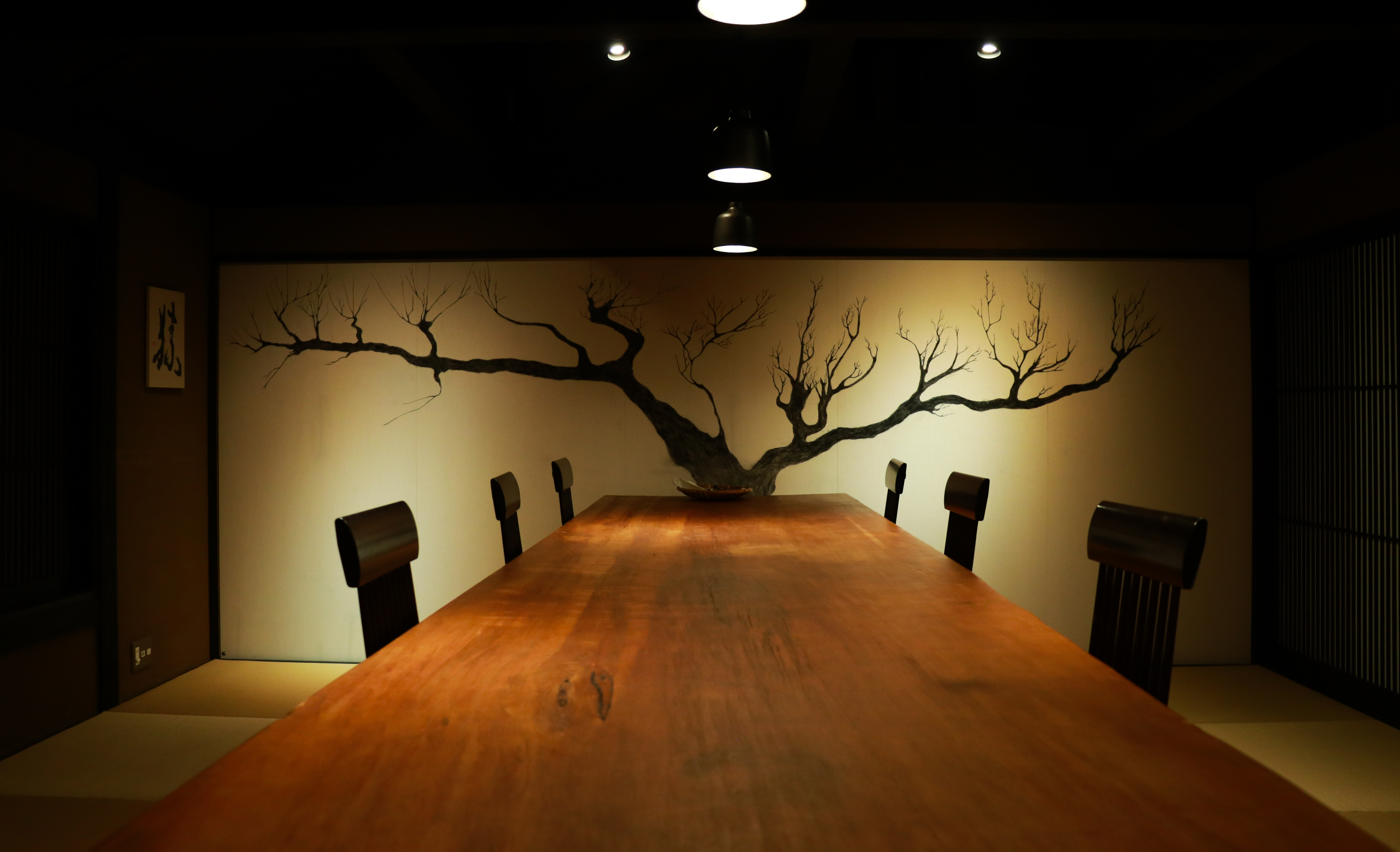 お食事を提供する一枚板が印象的なダイニング。※椅子、テーブル式です