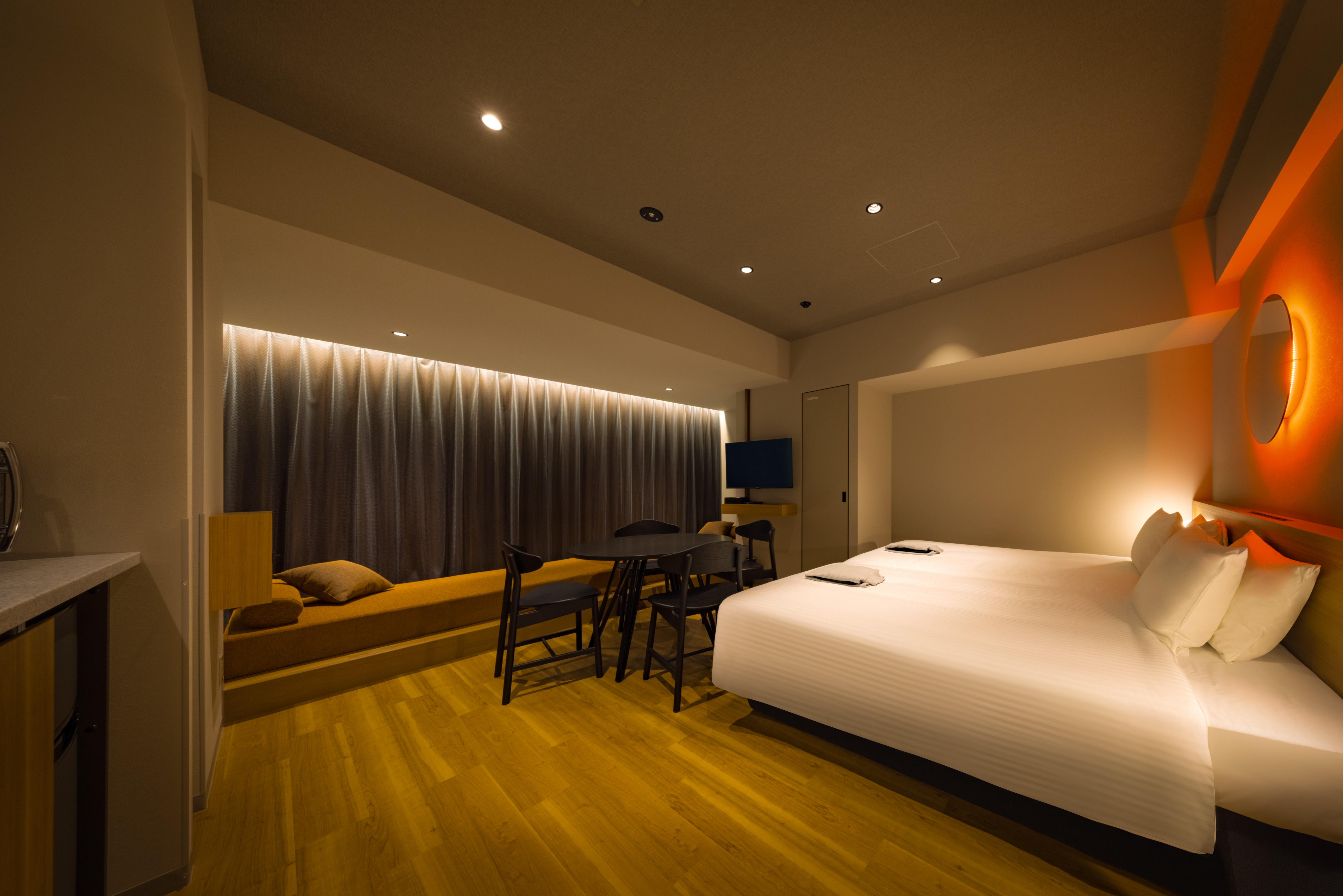 【デラックス ファミリー 洋室】ベッド2台とソファーベッド2台。グループにもファミリーにもぴったりの