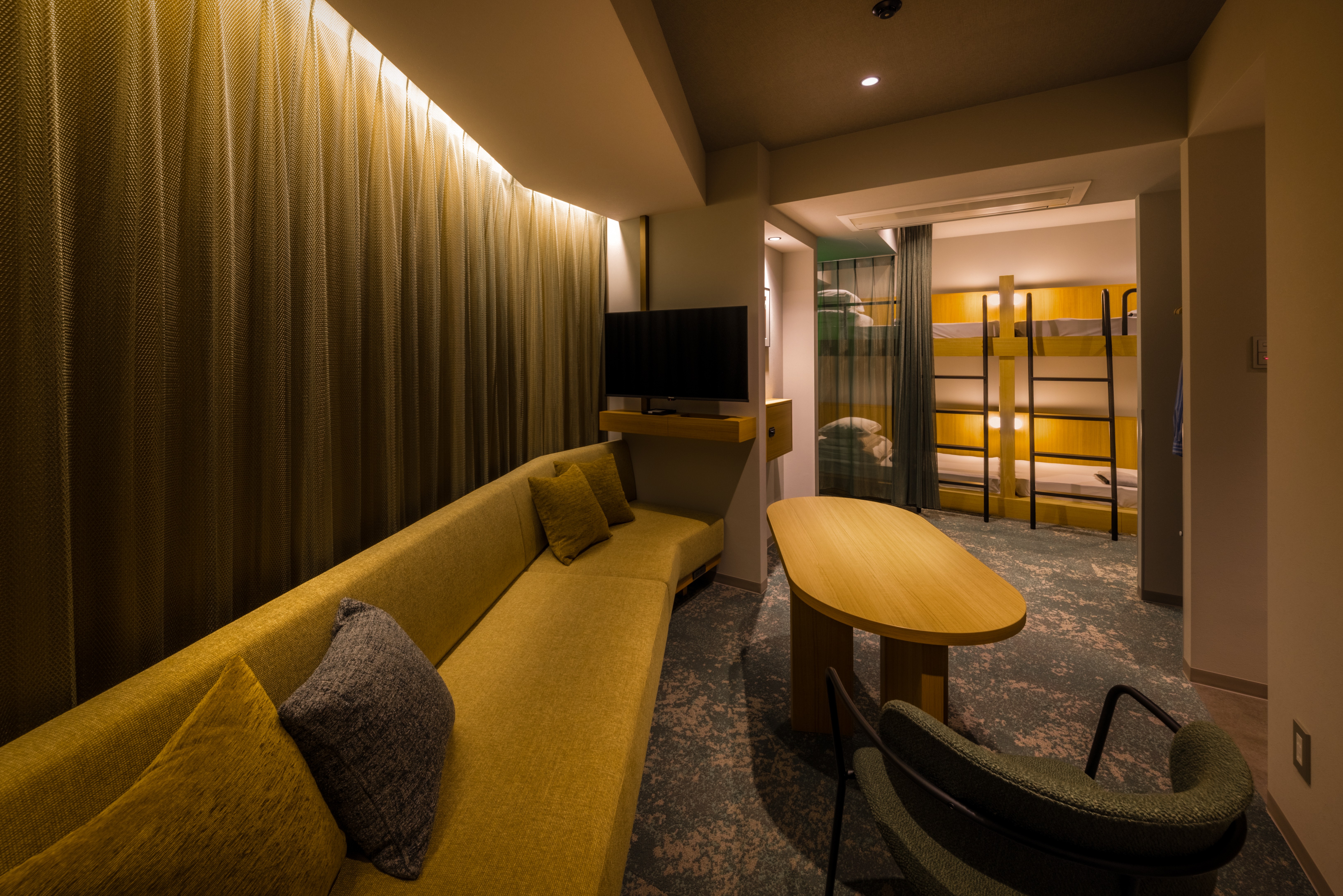 【デラックス ファミリー 4バンク】スタイリッシュなインテリアでリビングが広め。グループにも最適なお