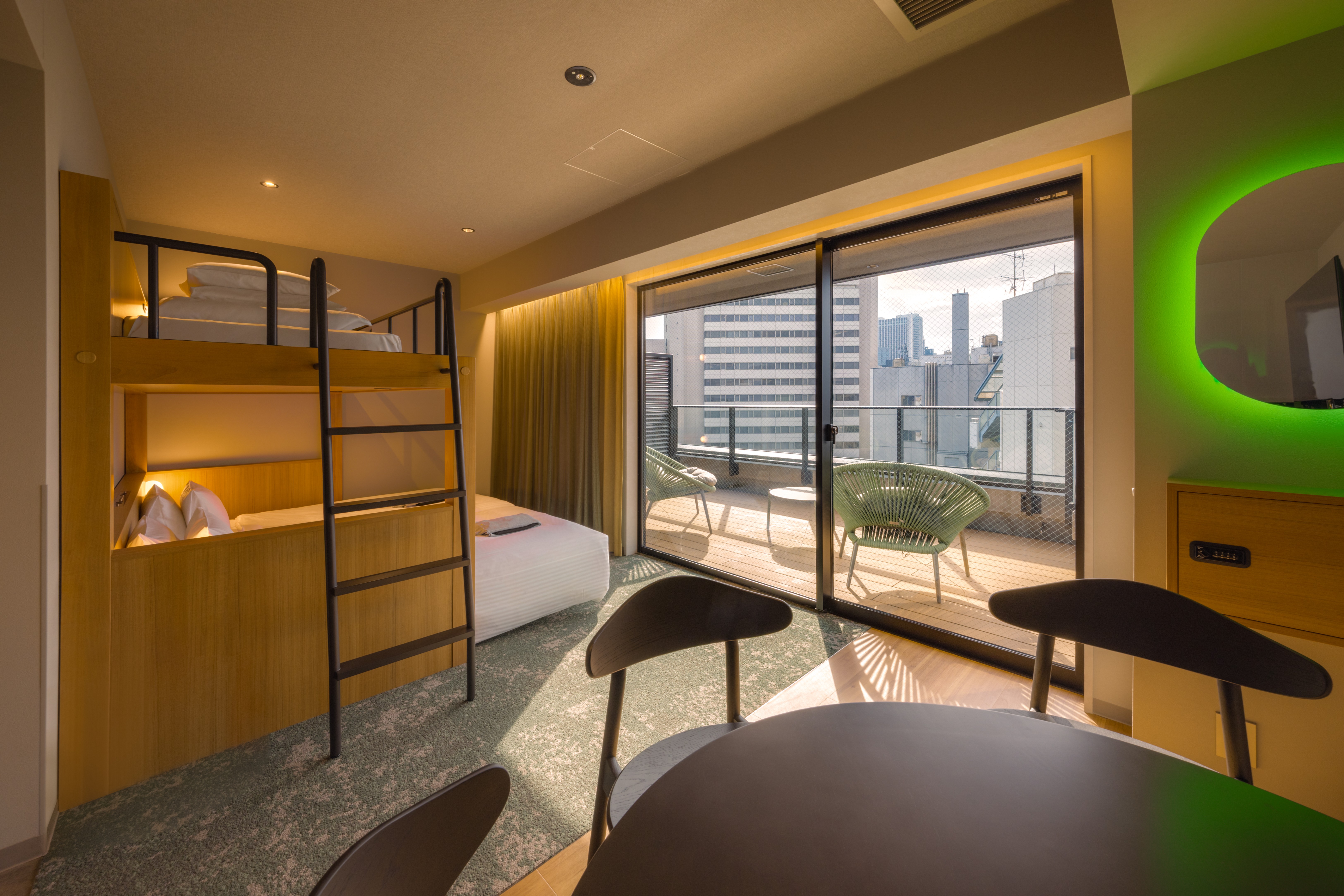 【スーペリア テラス トリプル バンク】開放感のあるテラスとキッチン付のベッド2台とバンクベッド1台