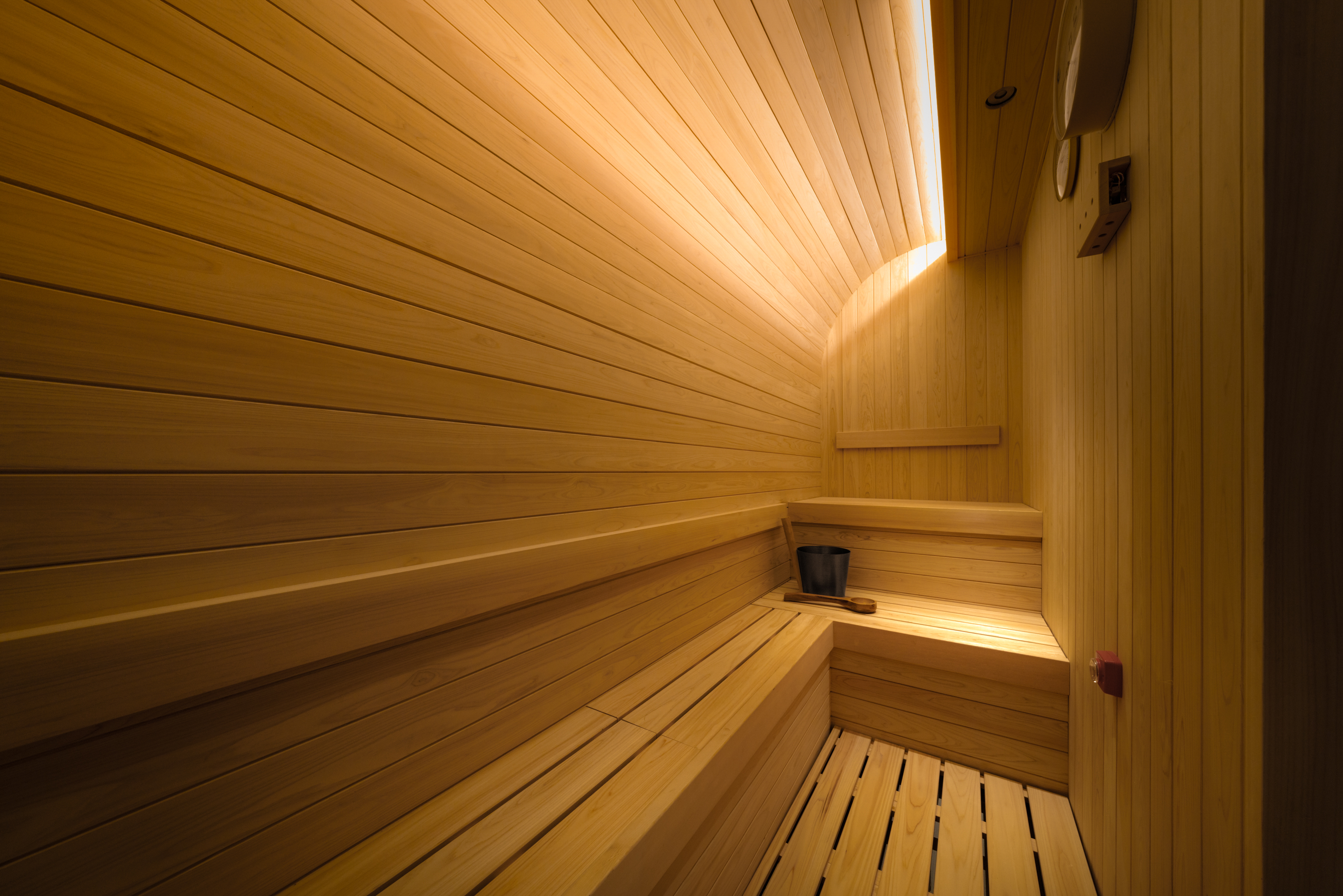 【デラックス サウナルーム（整）】木の温もりに包まれたプライベート空間のサウナ
