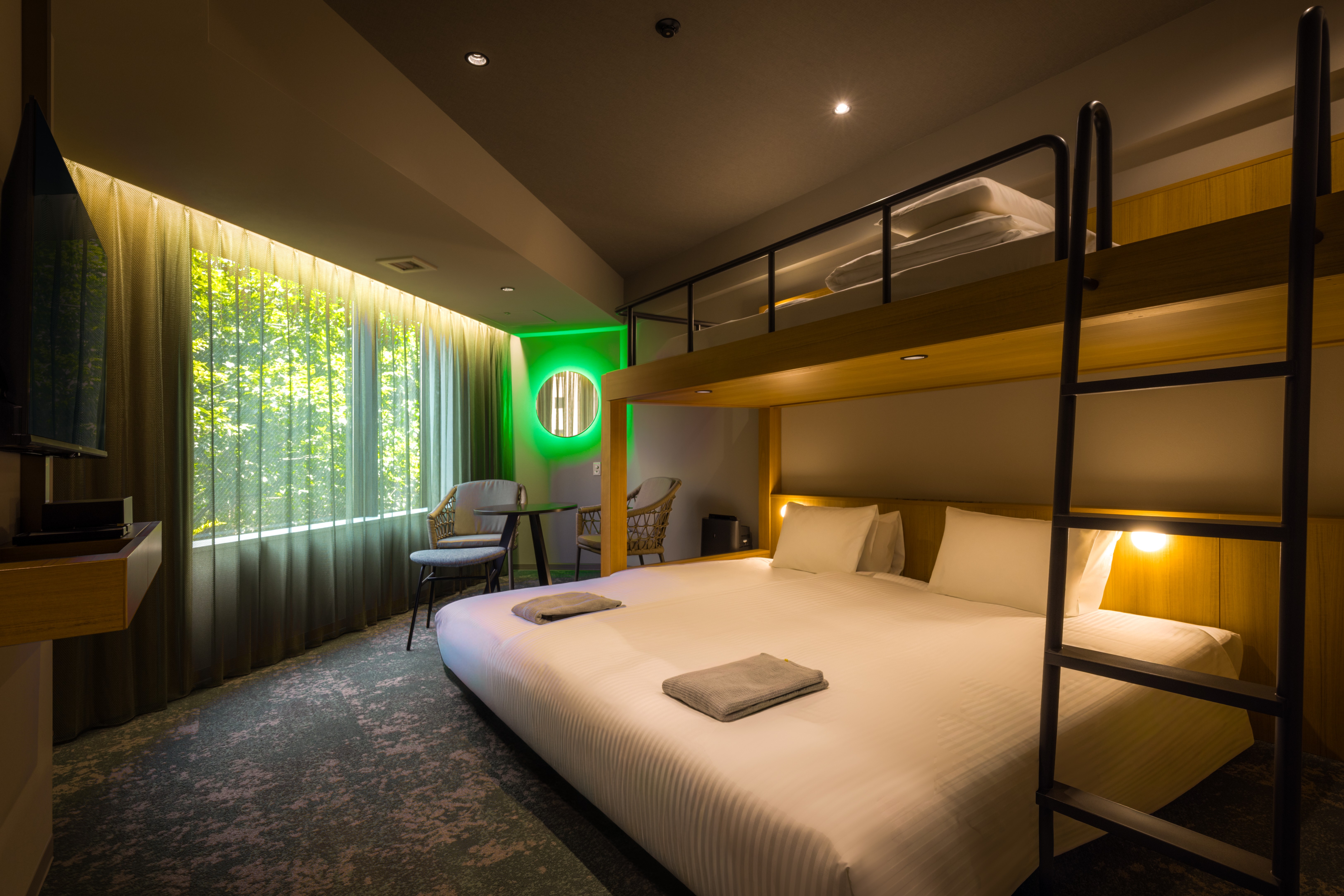 【スーペリア トリプル バンク】ベッド2台とバンクベッド1台の3名でもゆったり過ごせるトリプルルーム