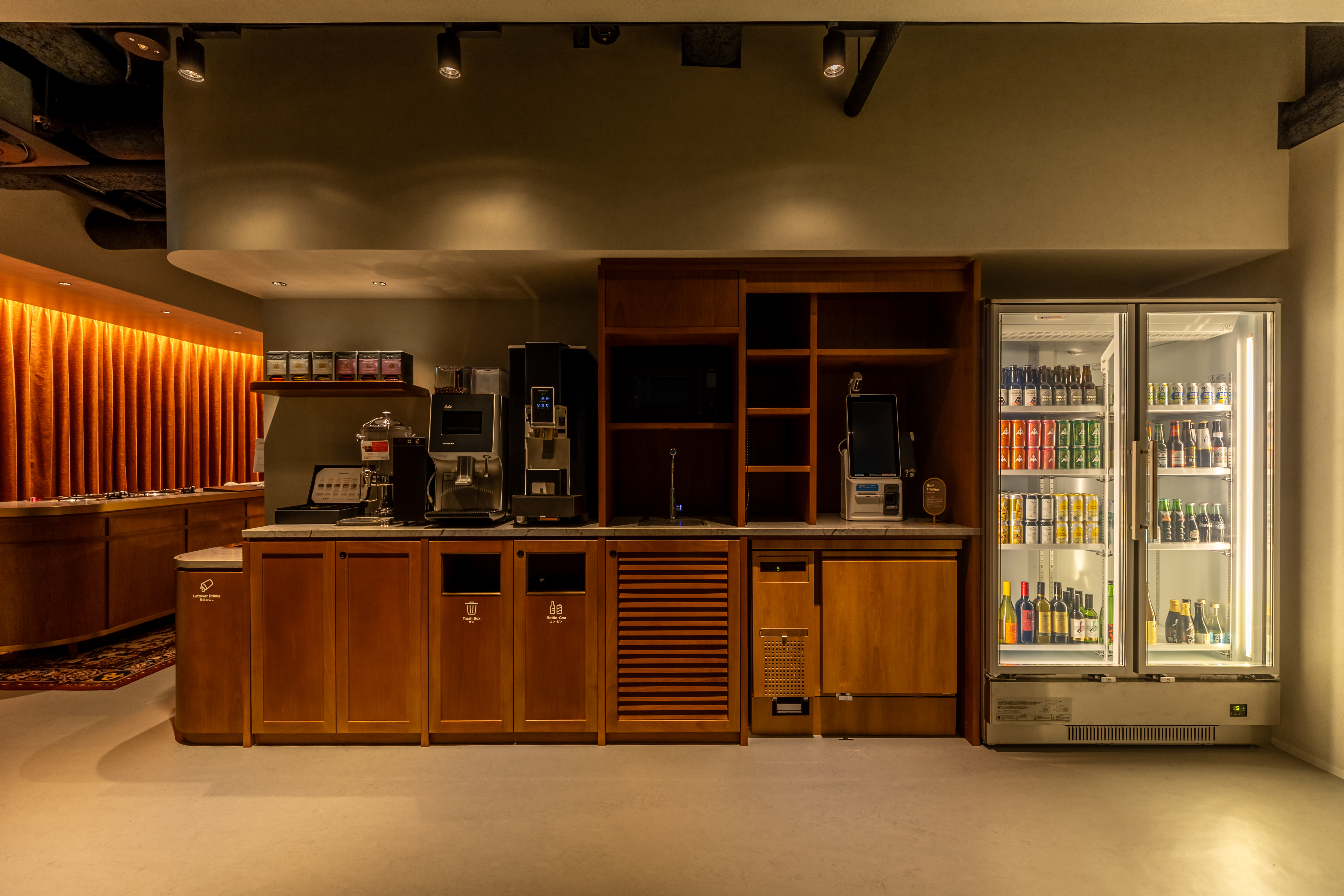 【11階ドリンクバー】ビール・ワイン等のお酒類やソフトドリンクをお楽しみ頂けるセルフドリンクコーナー