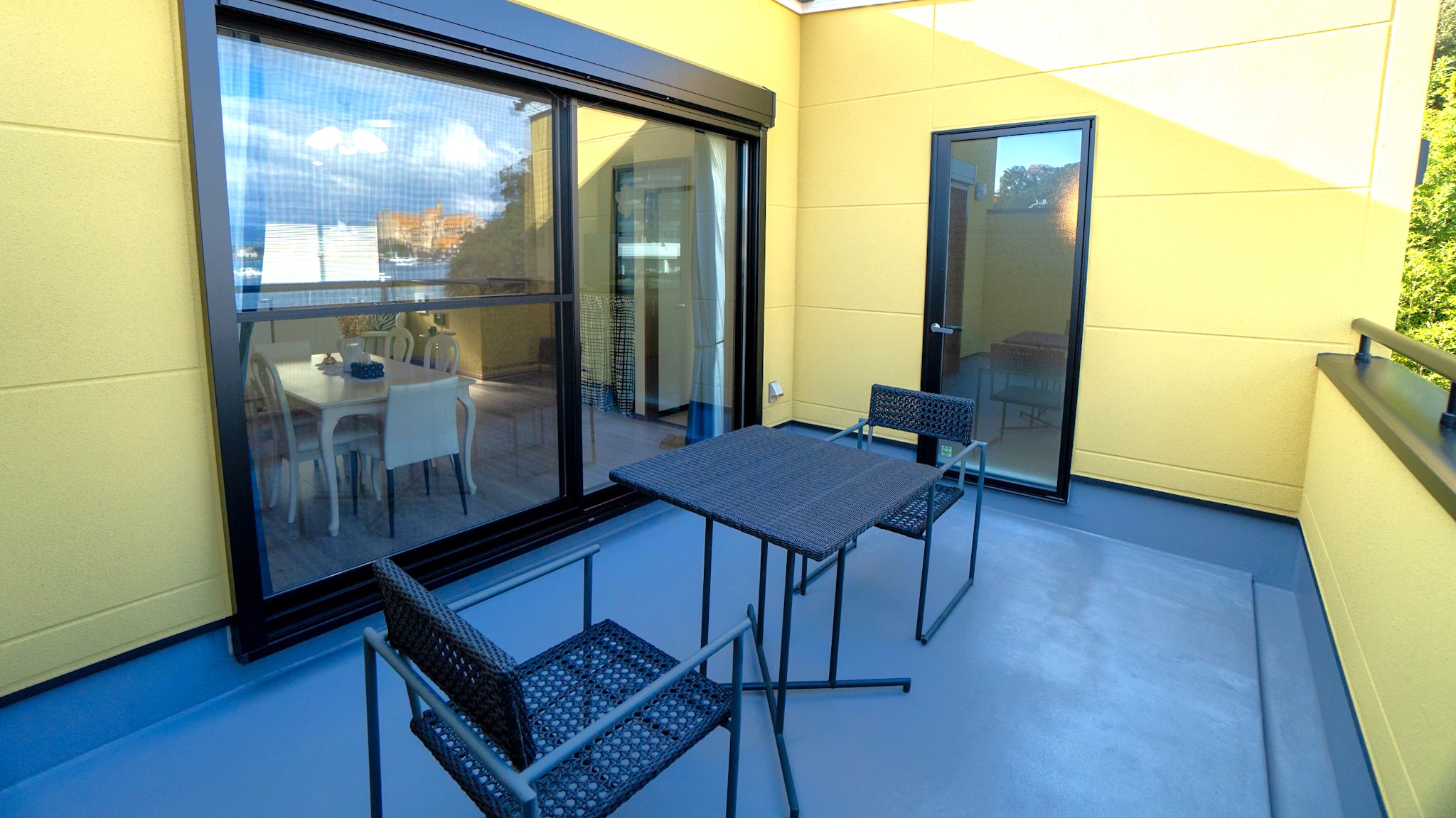 イエローヴィラバルコニー