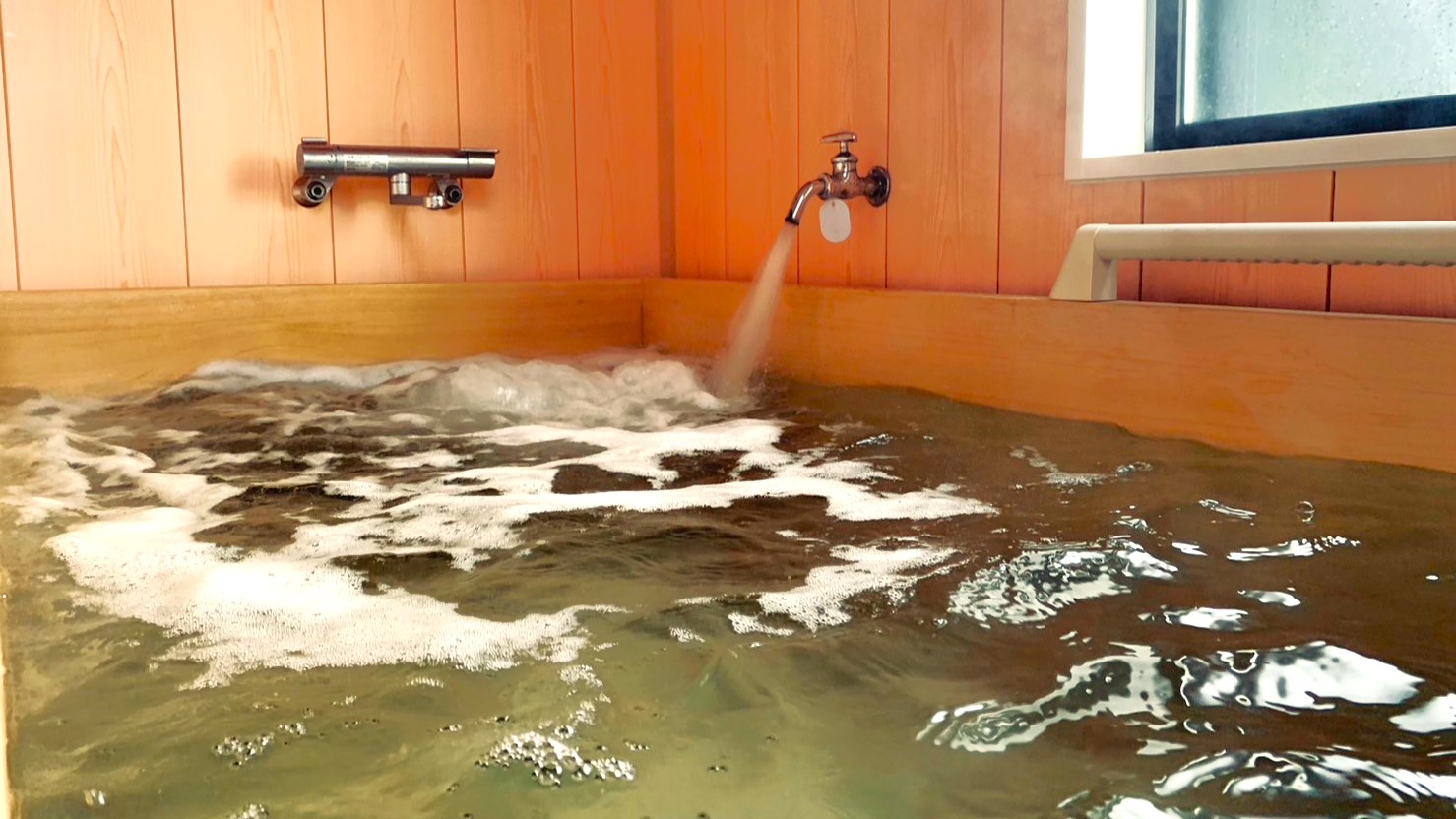 源泉掛け流し天然温泉ヒノキ風呂